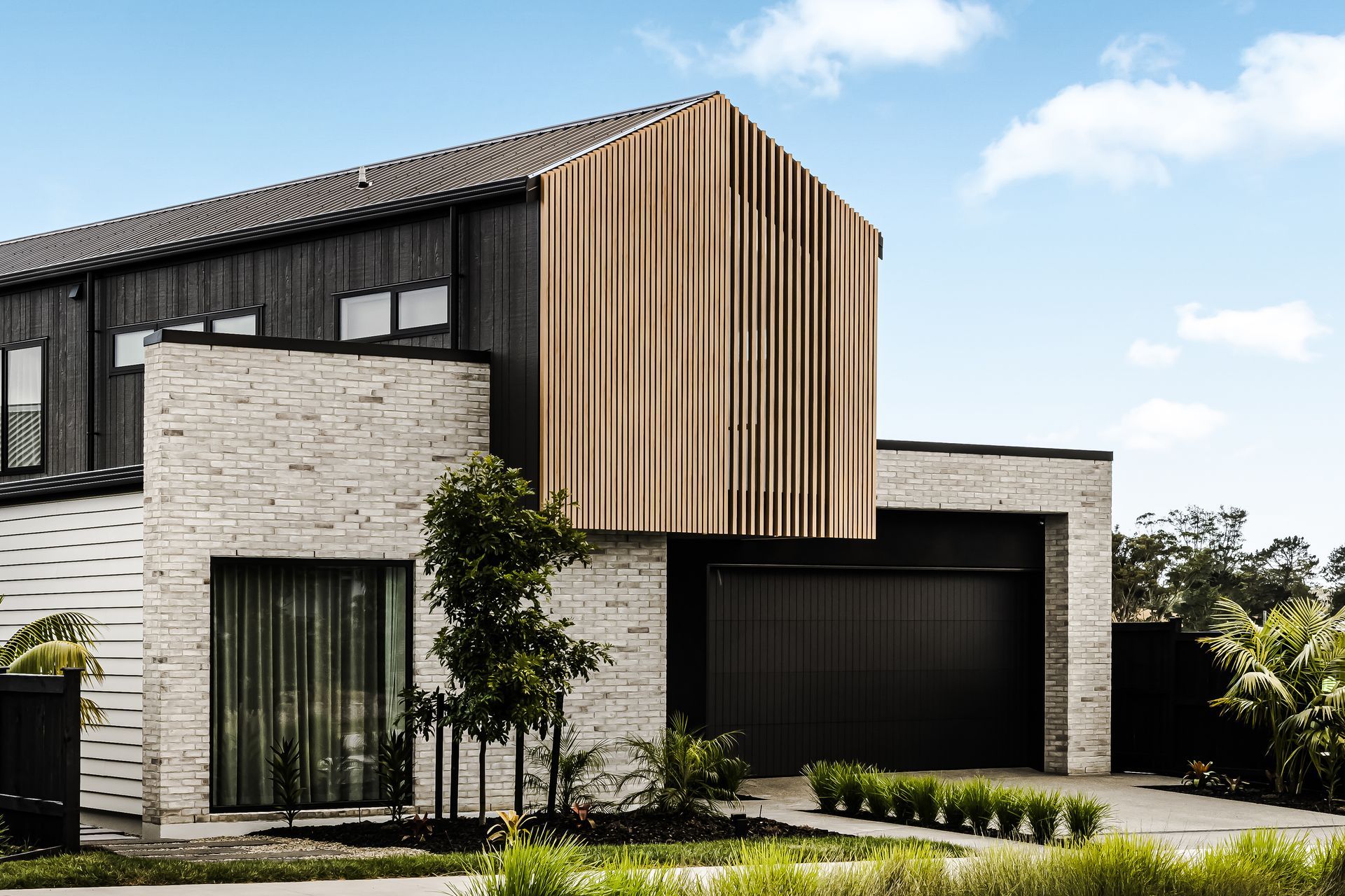 LL25003House-of-illusions-Maddren-114.jpg