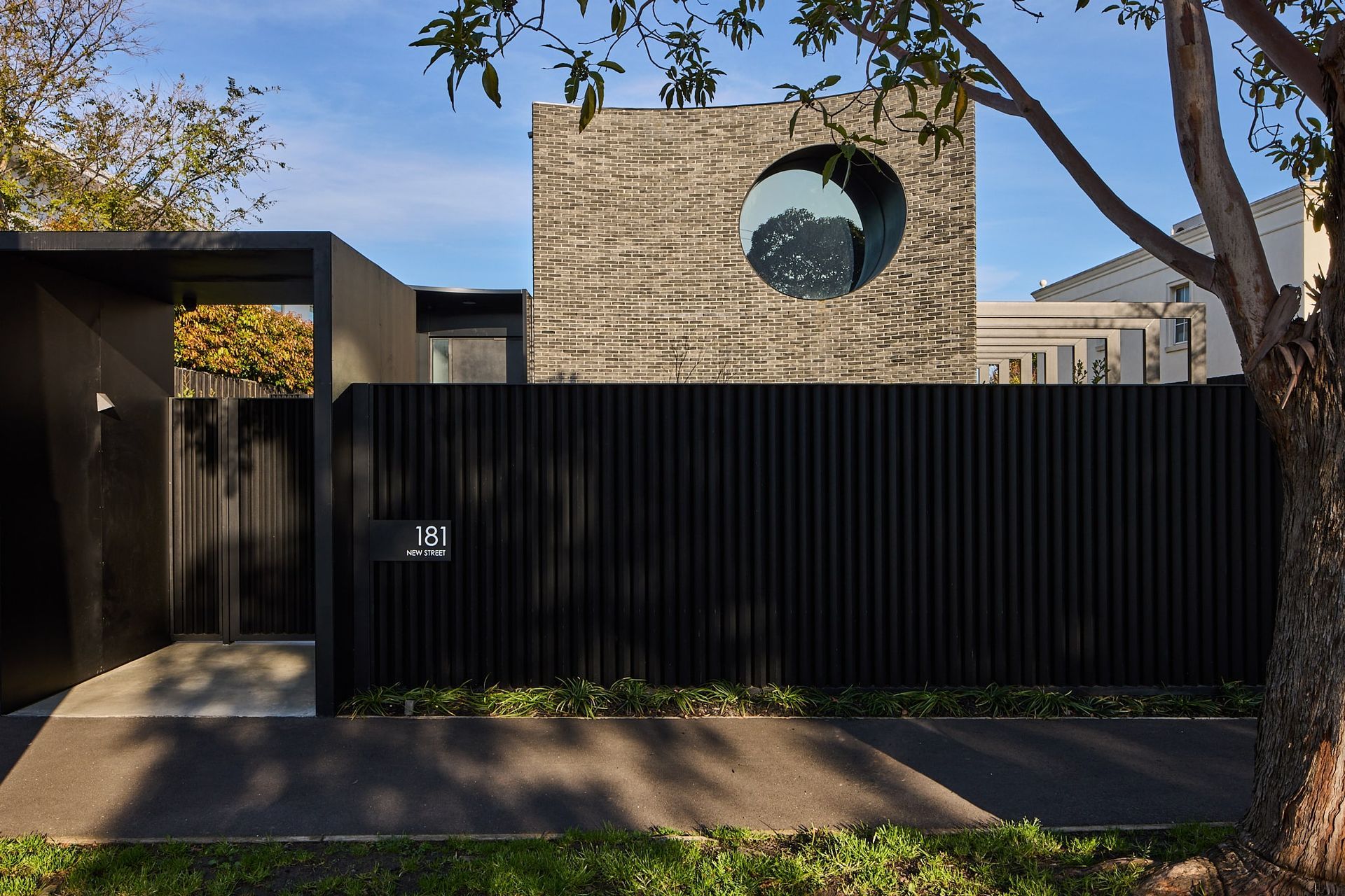 Petersen-D96-bricks-front-facade-Luna-House-min.jpg