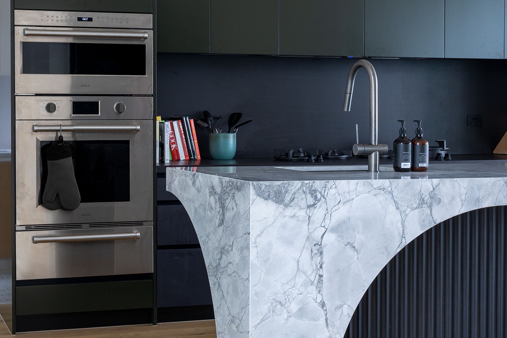 WAHNIDONZMadeVergeGNMilfordRBGreyStKitchenCurveMelbourne1920x1080px.jpg