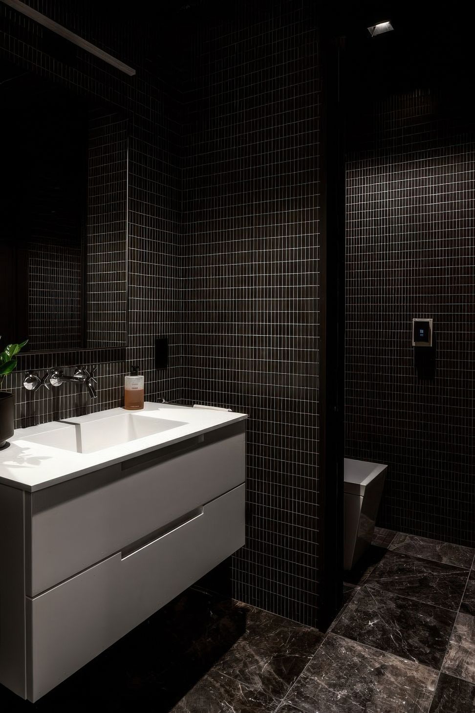 imgi22modern-all-black-bathroom-interior-design-gigapixel-standard-v2-2x.jpg