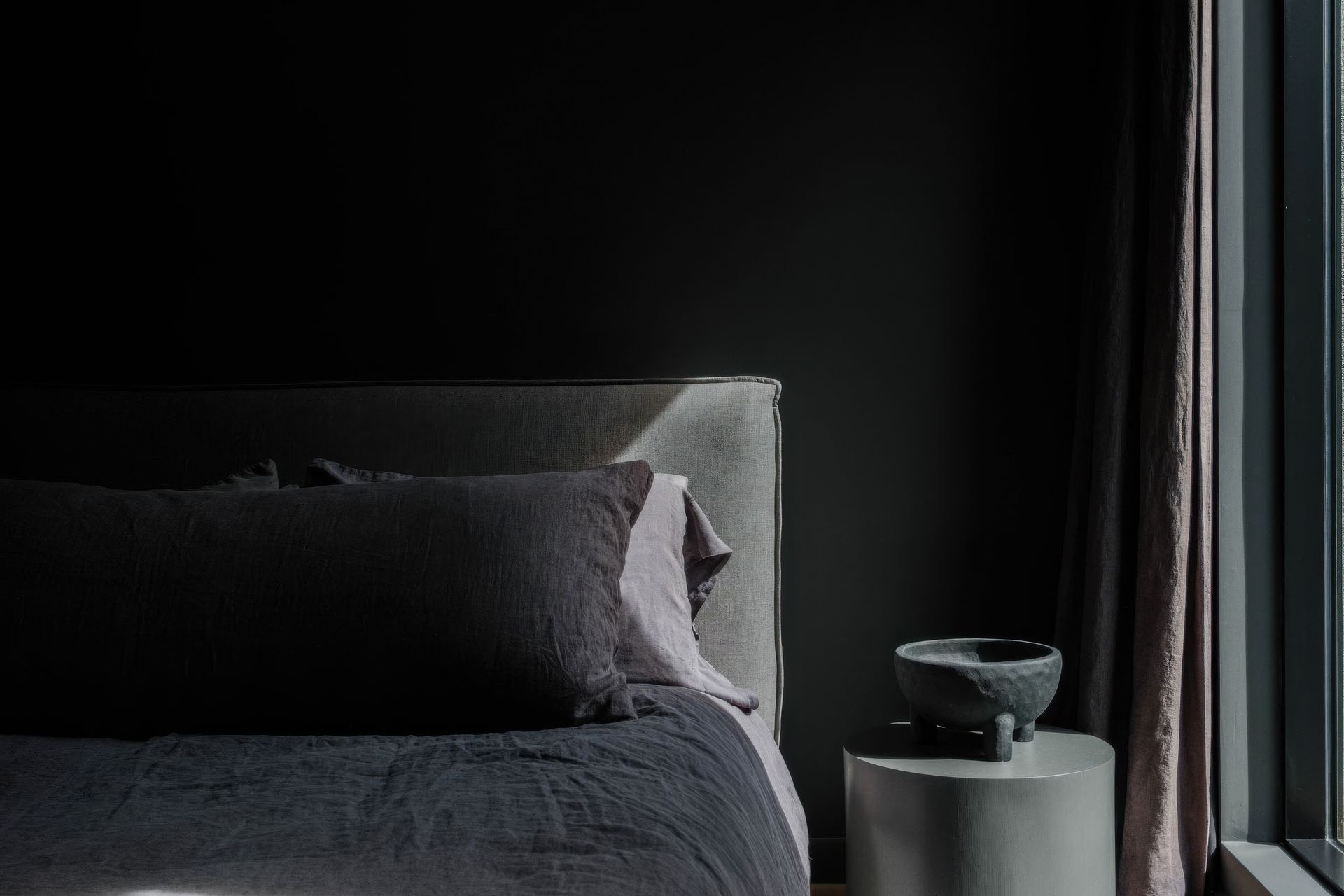 imgi24dark-modern-bedroom-in-scandi-long-island-home-design-gigapixel-standard-v2-2x.jpg
