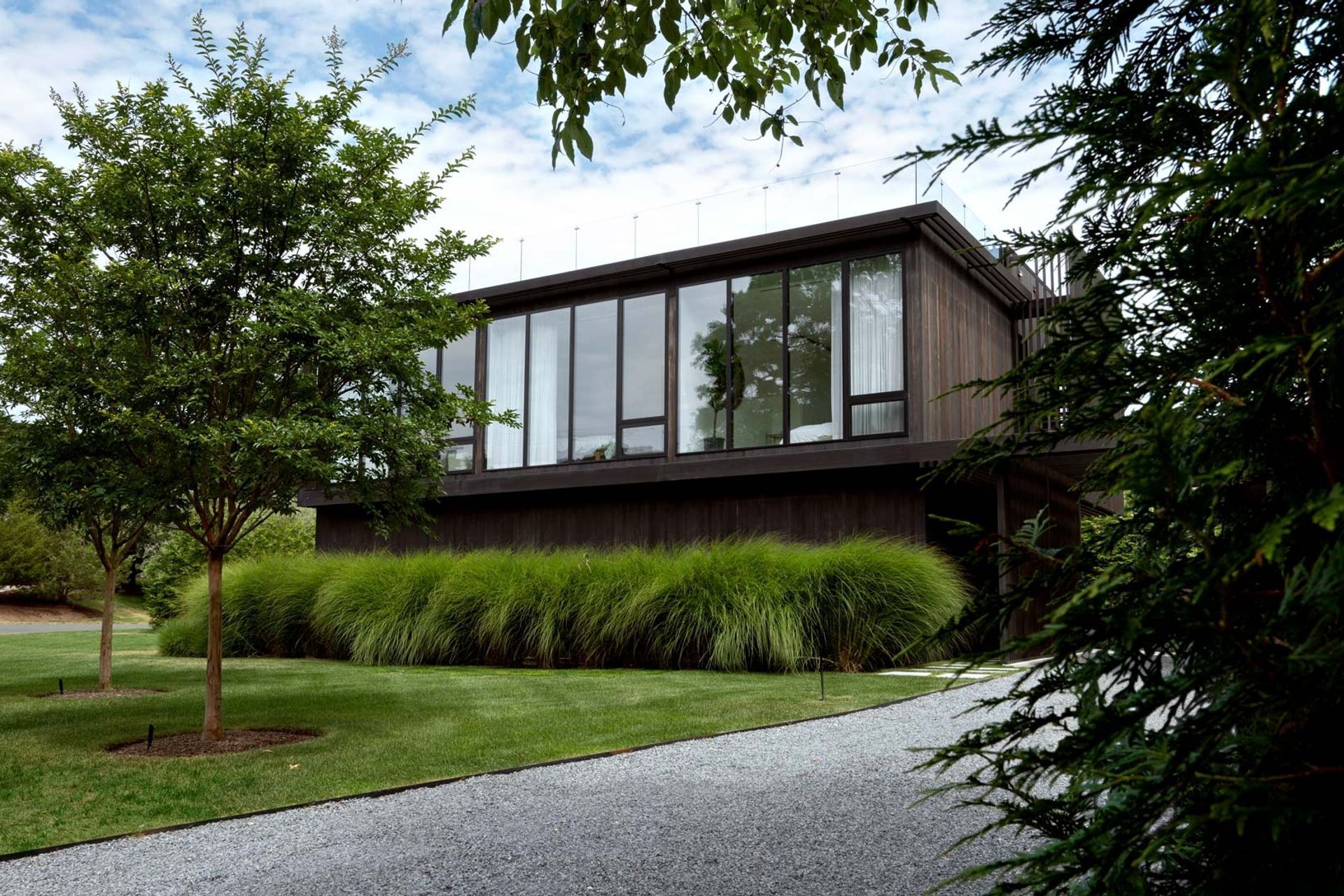 imgi2hamptons-black-modern-home-architecture-harbor-hideaway.jpg