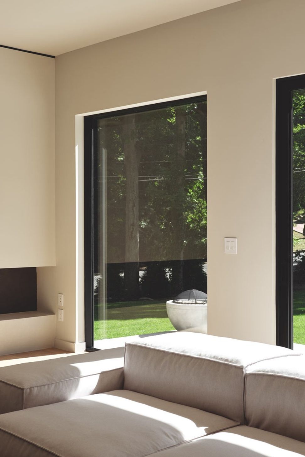 imgi9living-room-in-minimal-modern-home-architecture-new-york.jpg