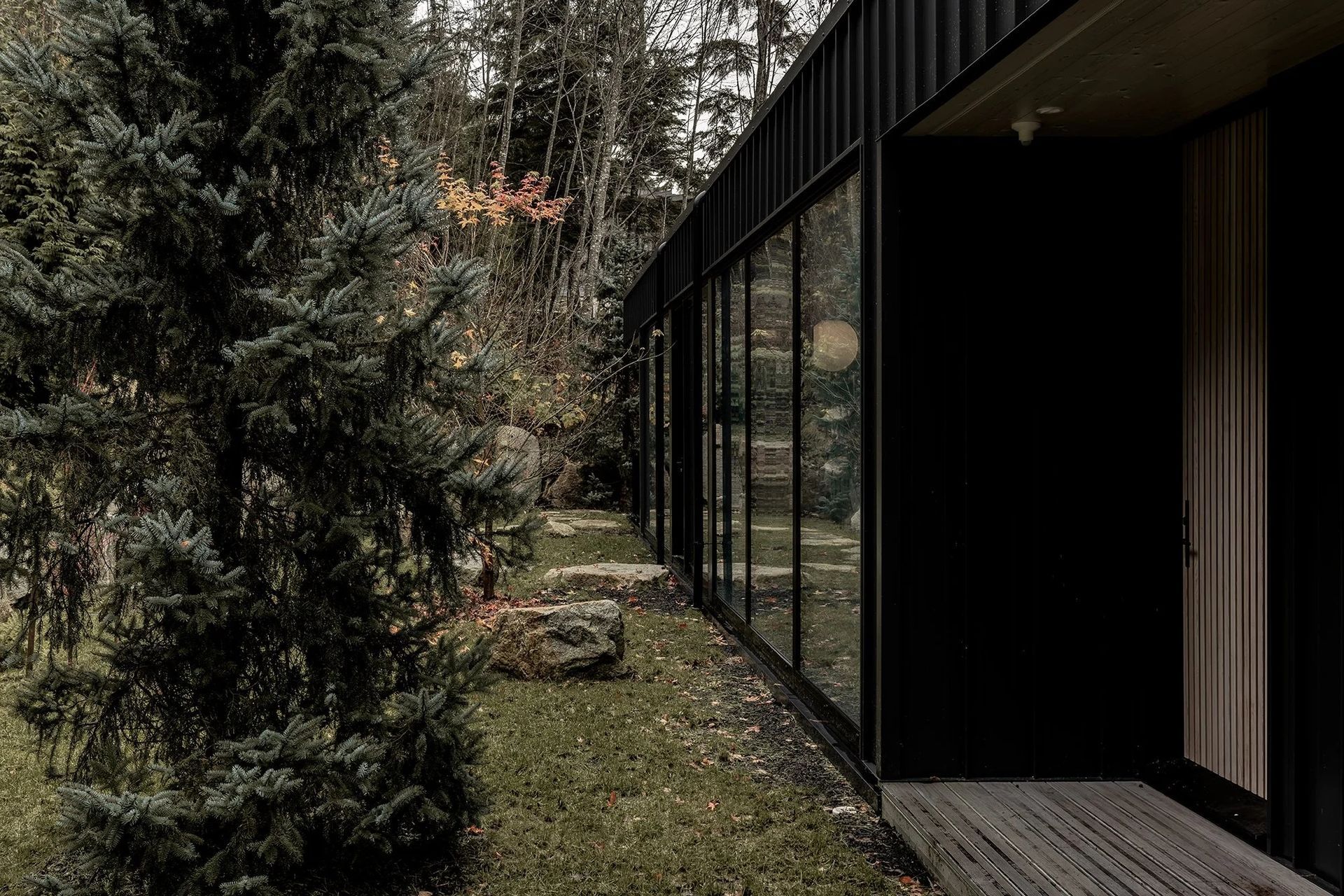 sm-studio-britannia-beach-house-02-008-ap-compressed.jpg