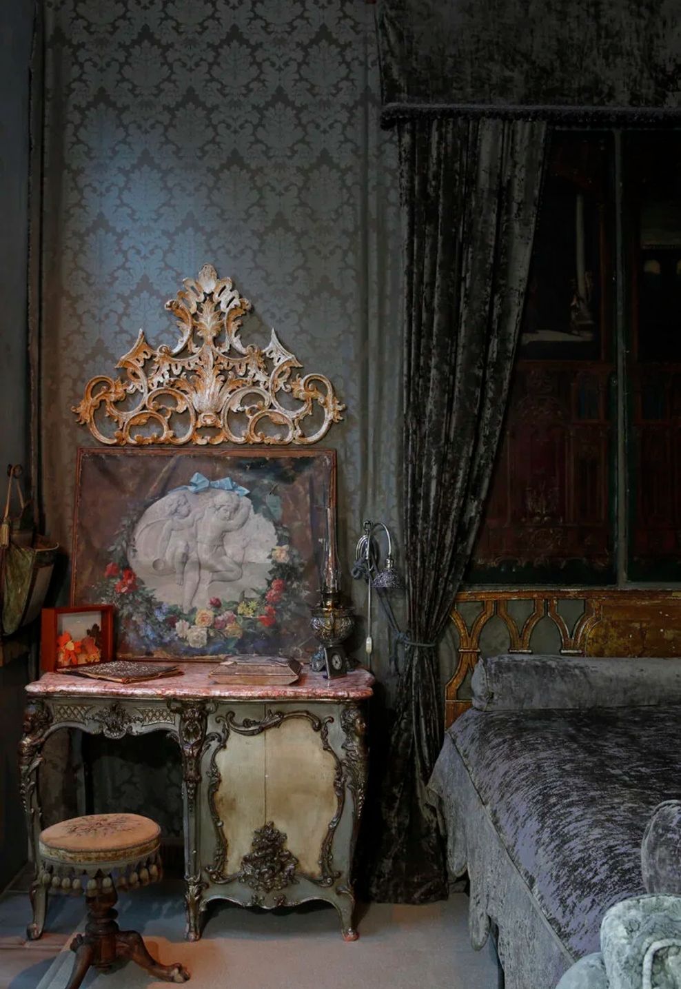 vintage-elegant-bedroom-antique-interior-designwebp-ap-compressed.jpg