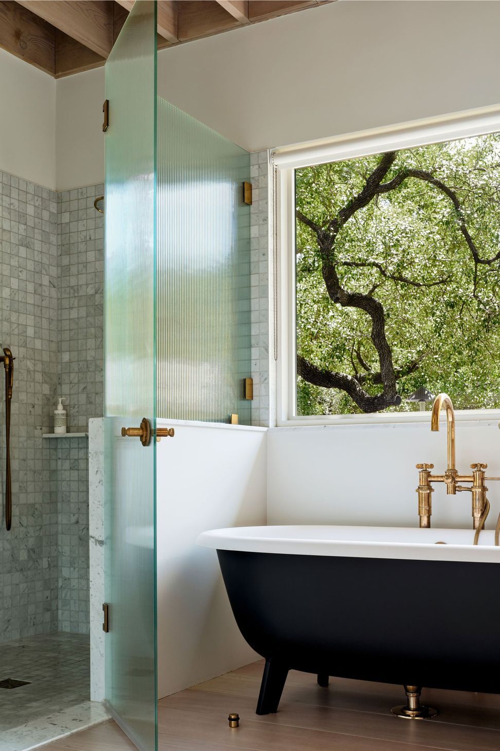 16Belmont-ParkCuppett-Kilpatrick-Architecture-and-Interior-Designaustin-tx-bathroom-ribbed-glass-brass-accents-black-tub.jpg