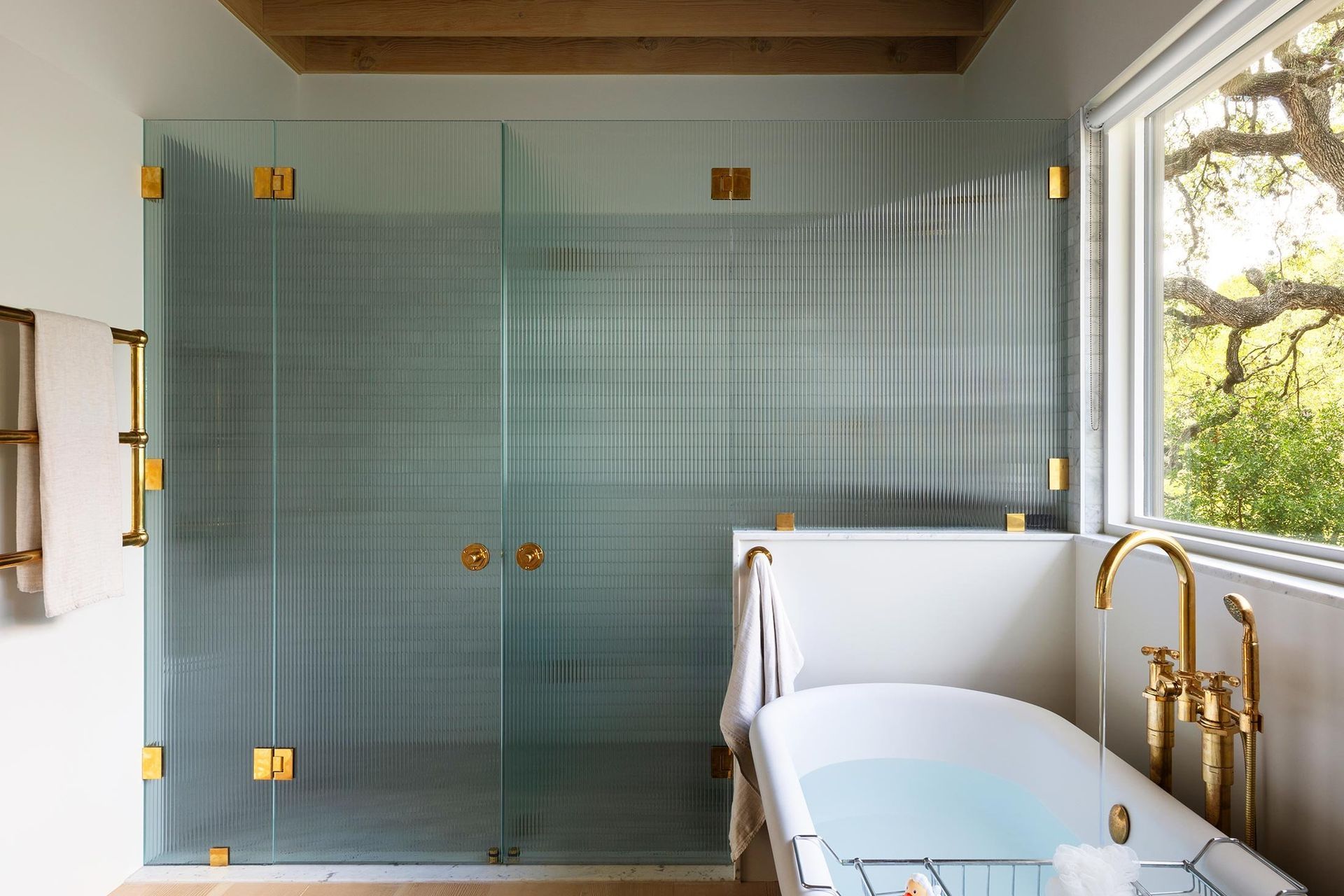 16BelmontParkCuppettKilpatrickArchitectureandInteriorDesignaustin-tx-bathroom-ribbed-glass-brass-accents.jpg