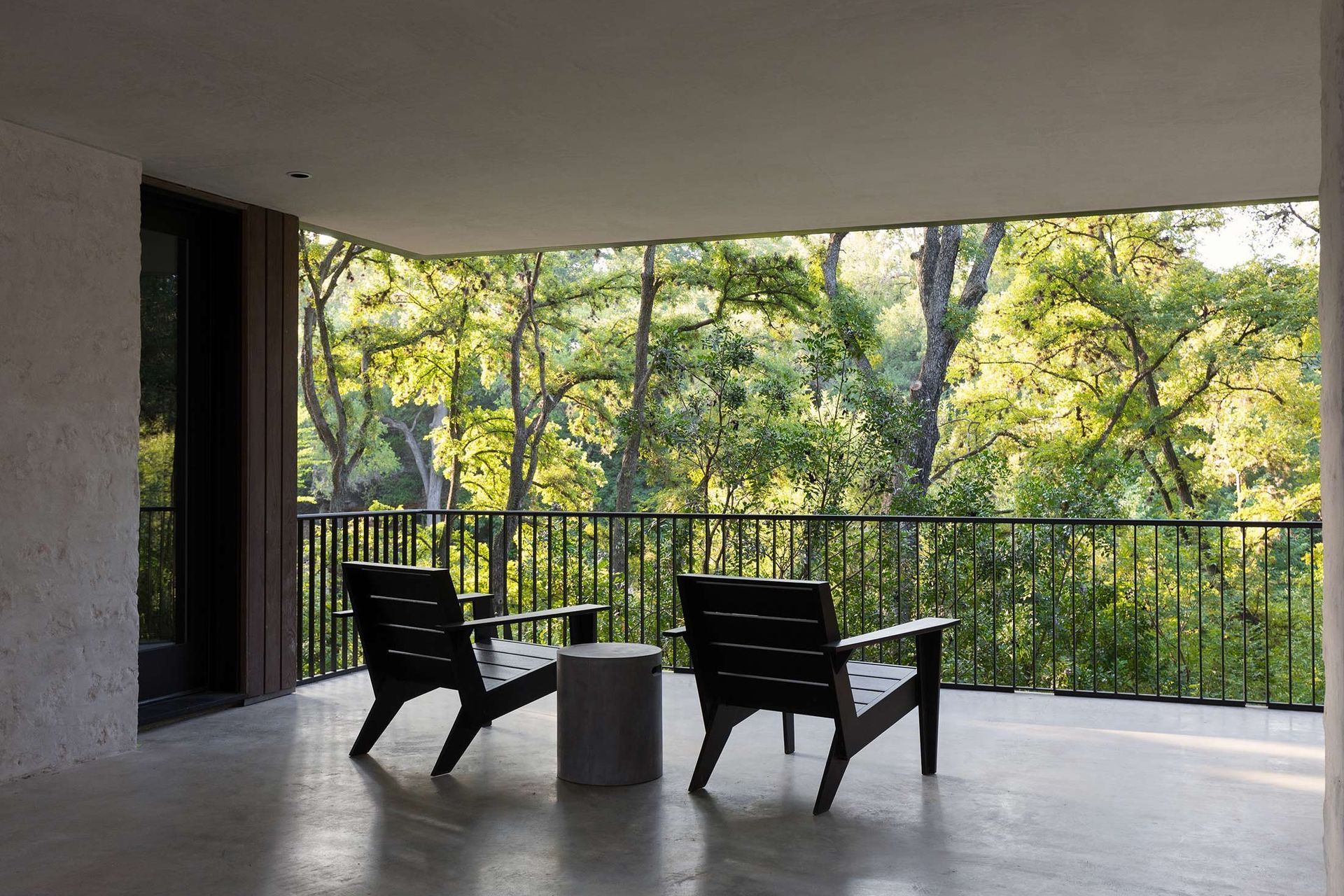23BelmontParkCuppettKilpatrickArchitectureandInteriorDesignaustin-tx-breezeway-creek-view-modern-furniture.jpg