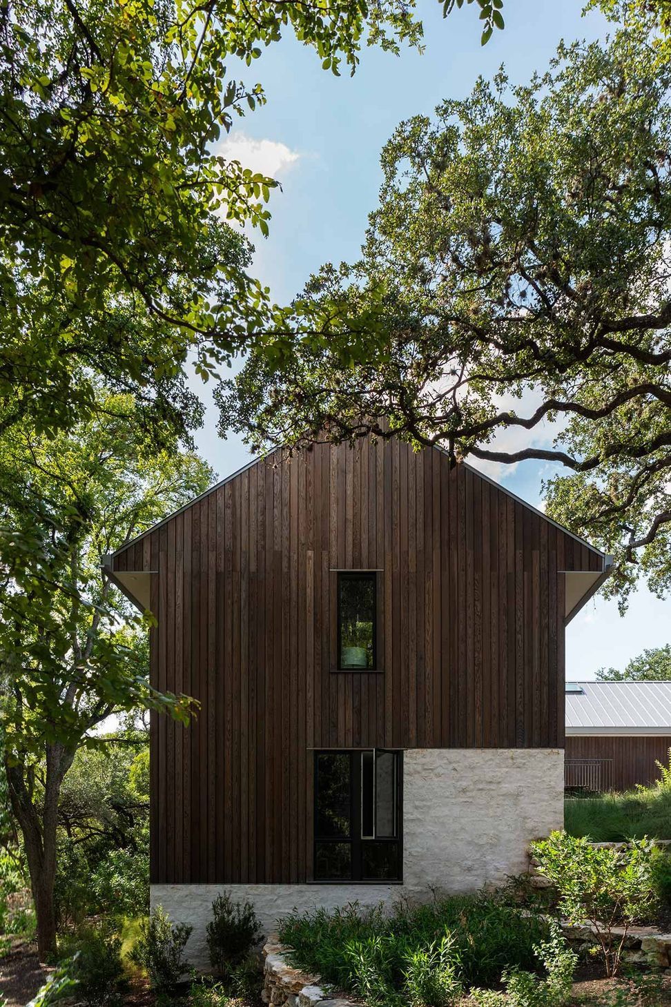 26BelmontParkCuppettKilpatrickArchitectureandInteriorDesignaustin-tx-modern-house-stone-wood-trees-1.jpg