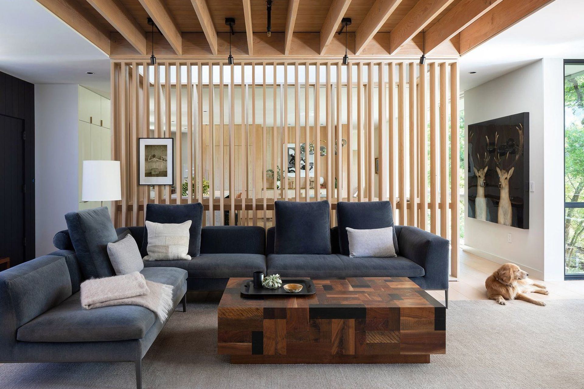 9BelmontParkCuppettKilpatrickArchitectureandInteriorDesignaustin-tx-living-room-wooden-beams-slat-partition-modern-furnishings-1.jpg