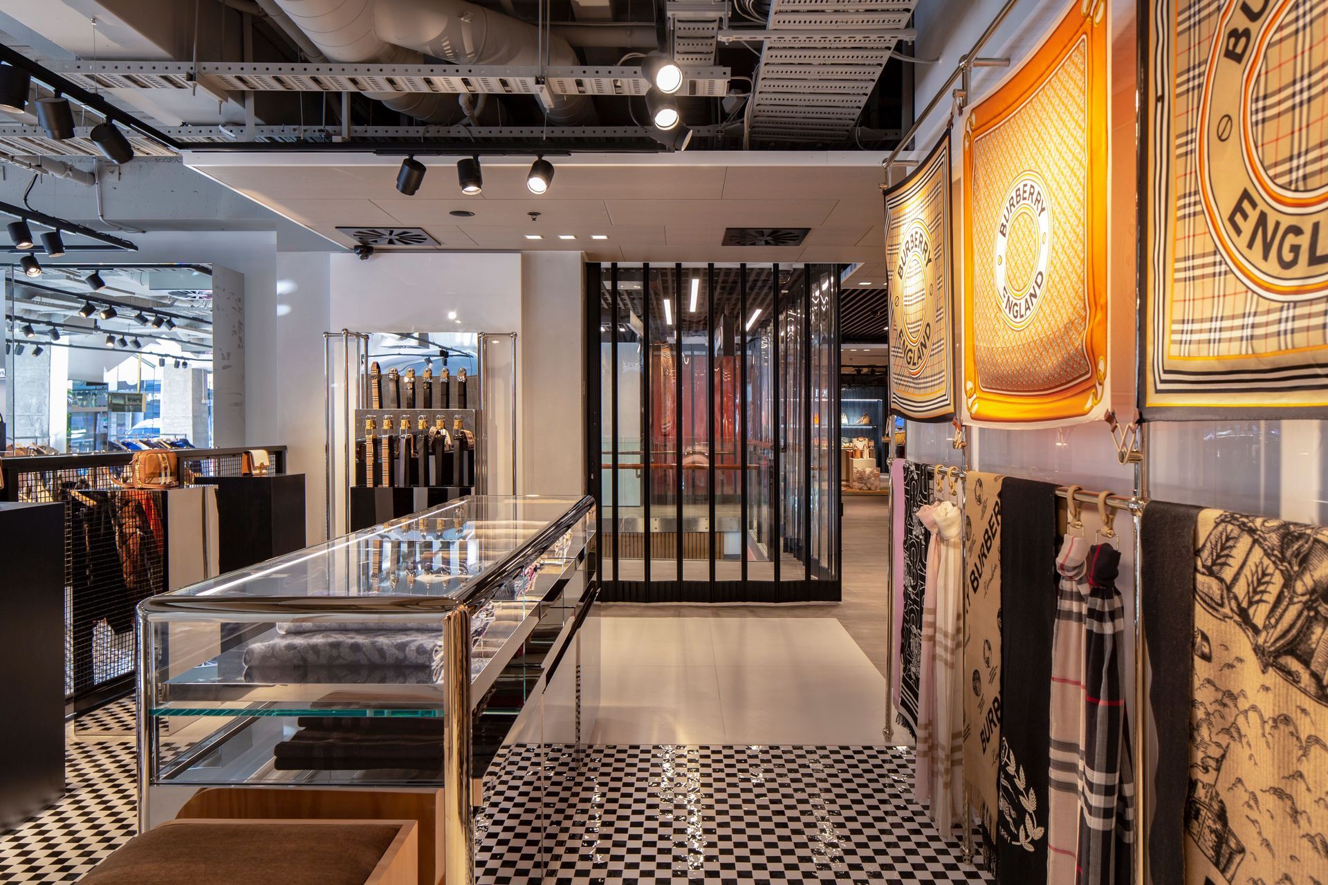 BurberryDFSQueenstownGalleria017edit.jpg