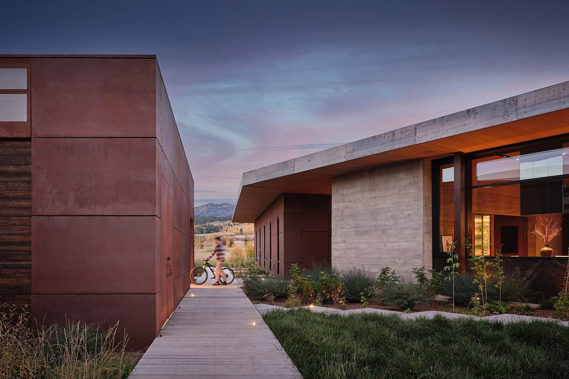 imgi251733515809-00710015.jpg