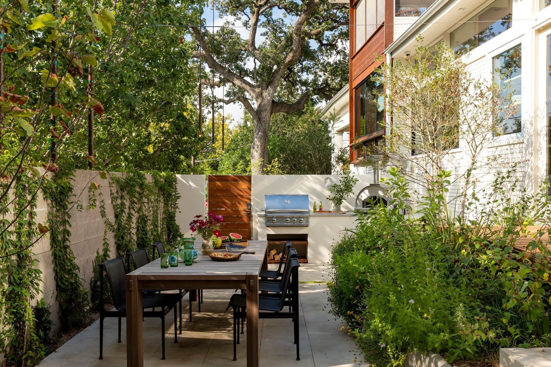 imgi5612OutdoorDining.jpg