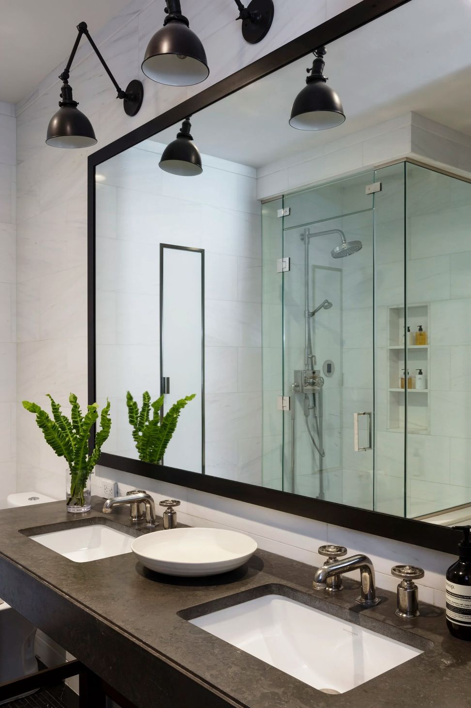imgi59StellaNYCBathroom.jpg