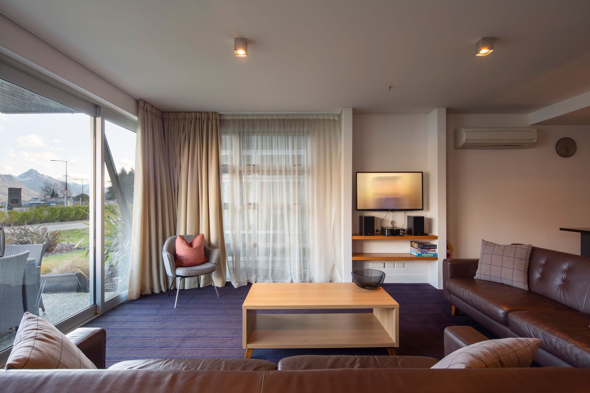 301MarinaApartments005.jpg