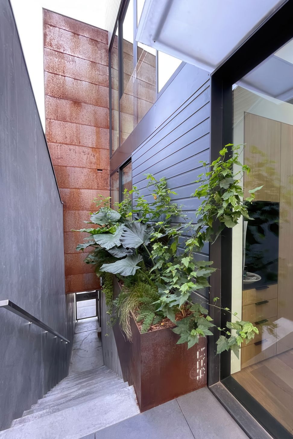 GrandviewFront-house-to-exterior-stairs-to-entry-gateIMG-lise-image076901-scaled.jpeg