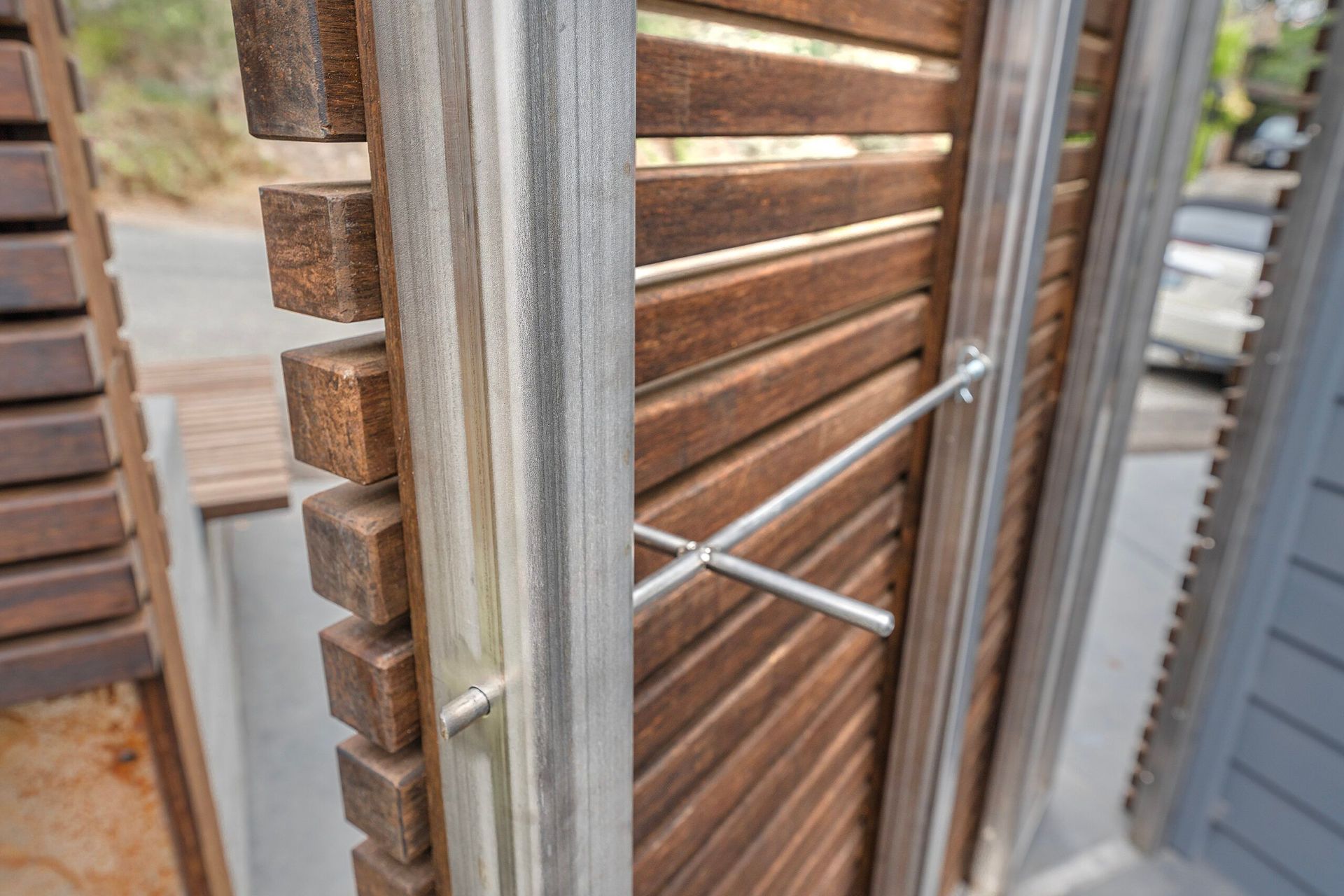 Lower-TrailCarmelZack-de-Vito-ArchitectureExterior-detail-front-entry-gate59Marlena-Montaney-scaled-1.jpg