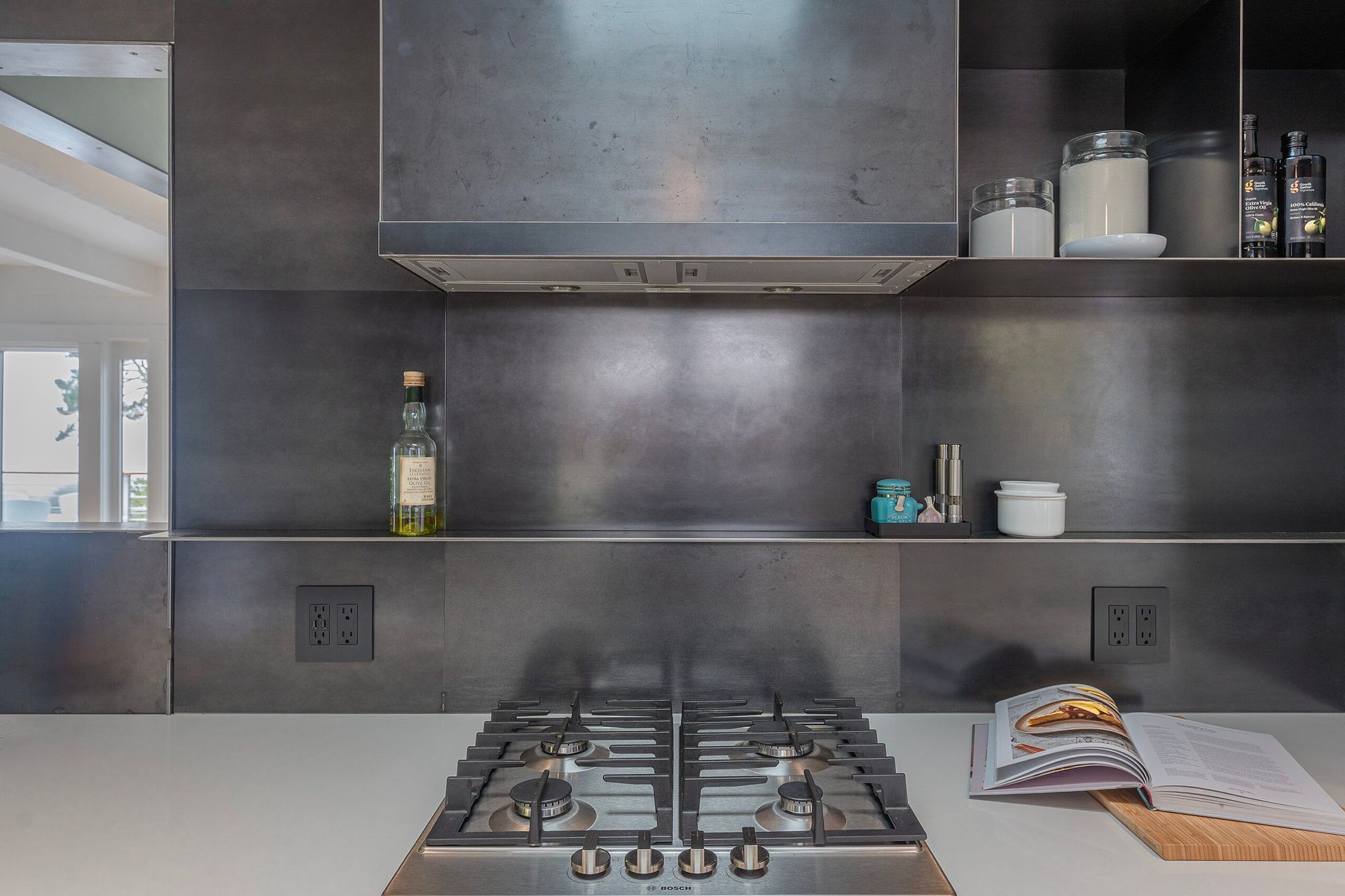 Lower-TrailCarmelZack-de-Vito-ArchitectureInterior-kitchen-steel-backsplash-range-hood49Marlena-Montaney-scaled-1.jpg