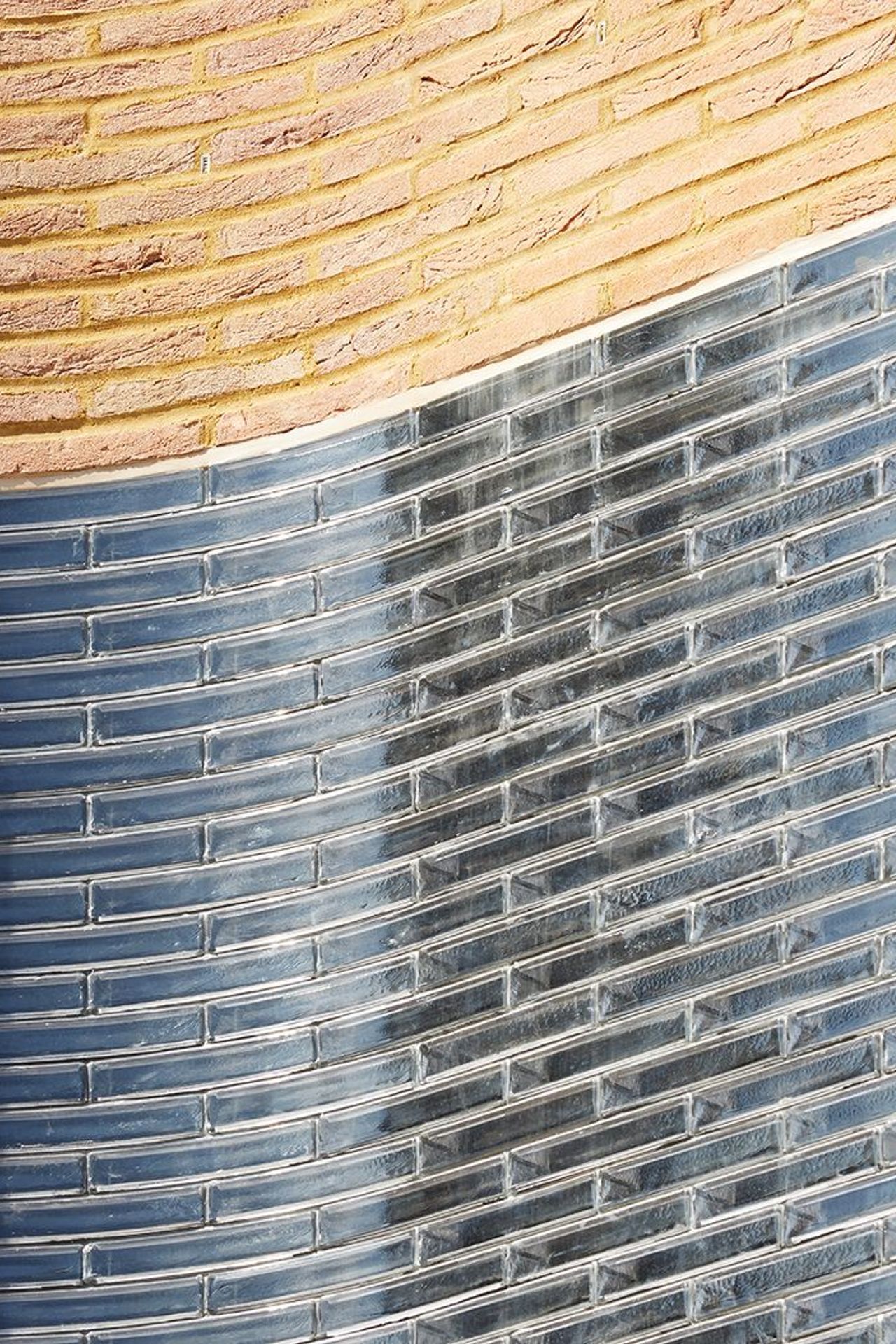 Poesia-mottled-glass-bricks-curve-close.jpg