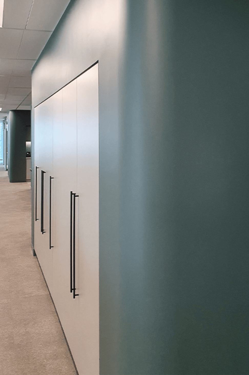 The finished curved walls add to the flowing curves of the design.