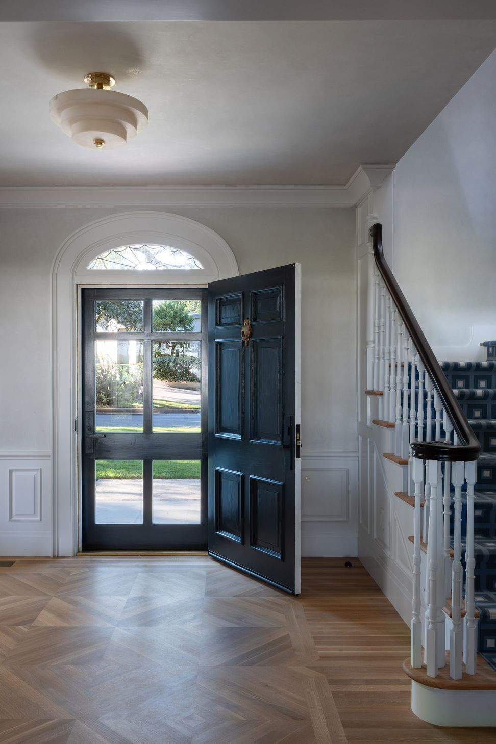 2PembertonHeightsCuppettKilpatrickArchitectureandInteriorDesigntraditional-foyer-entryway-chevron-flooring-black-front-door-austin-texas.jpg