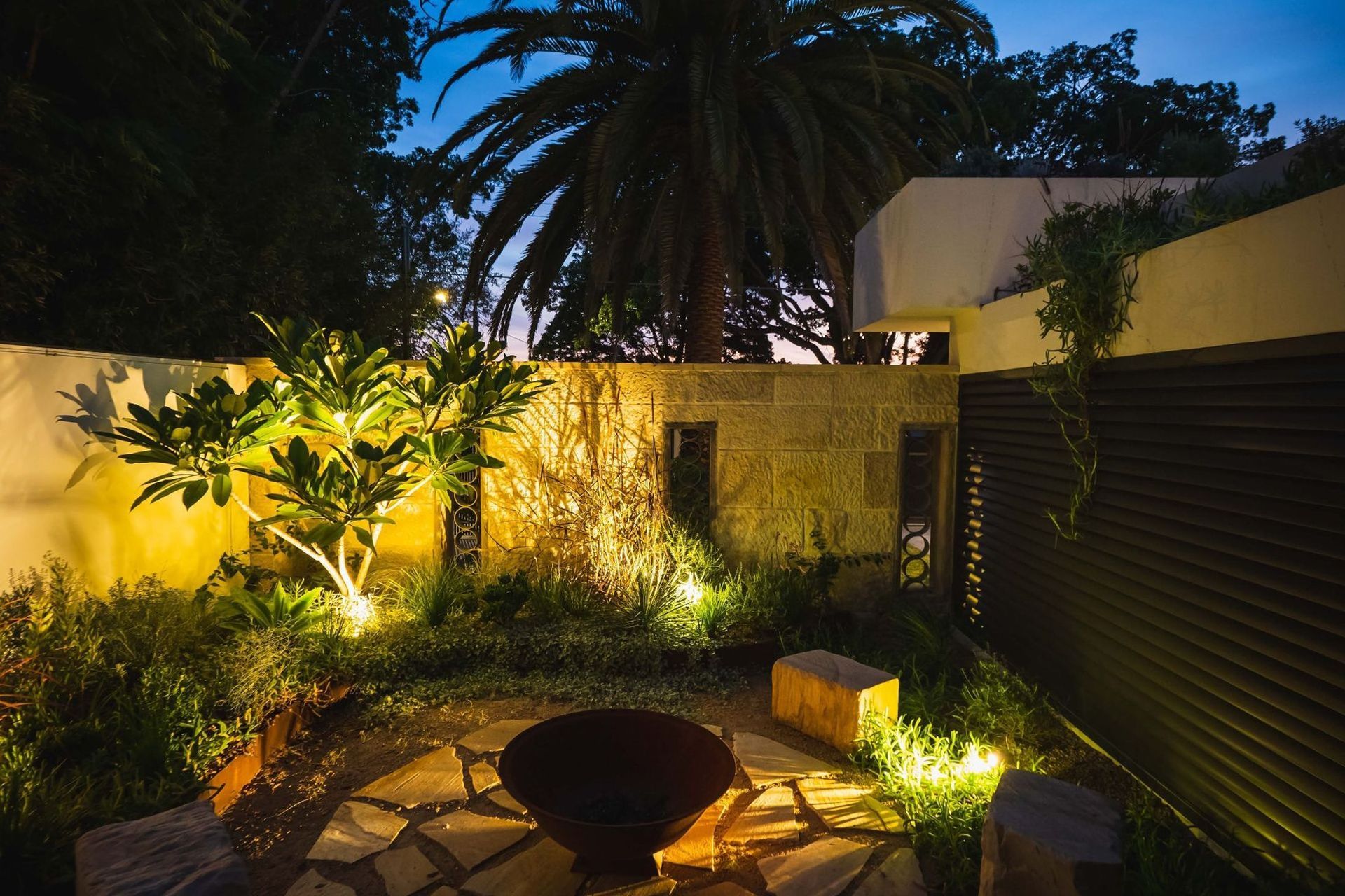 OUTDOOR LIVING