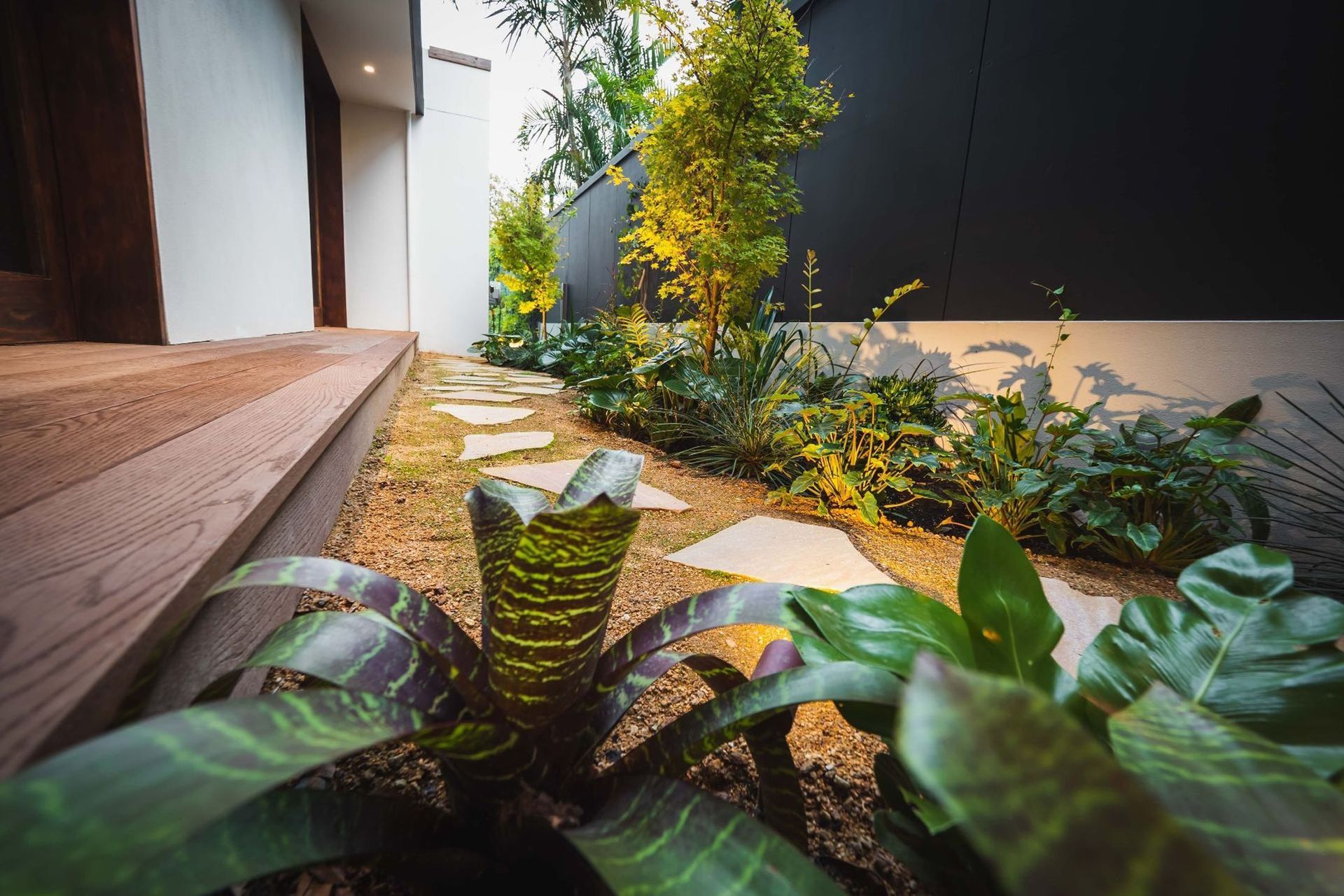 OUTDOOR LIVING