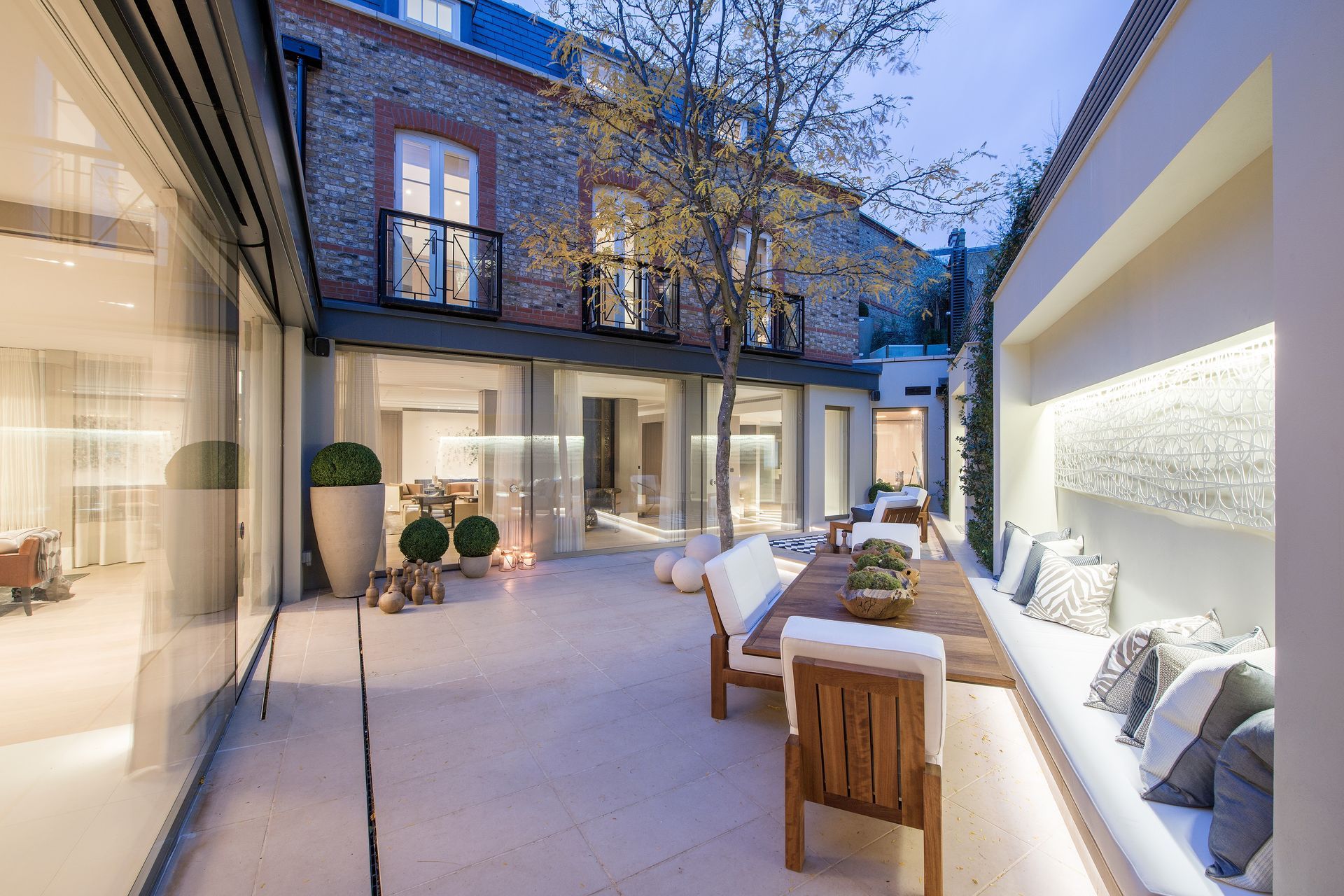 OneAbode-Elegant-City-Courtyard-Garden-Design-02-ap-compressed.jpg