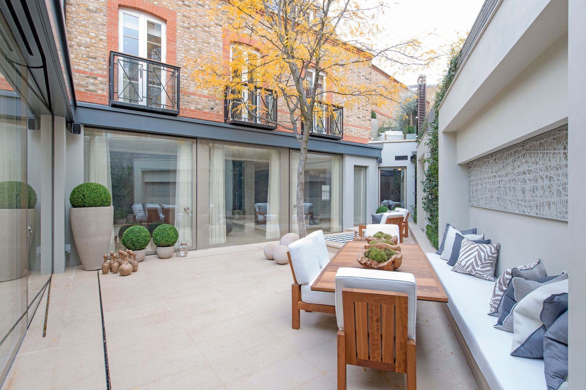 OneAbode-Elegant-City-Courtyard-Garden-Design-05.jpg