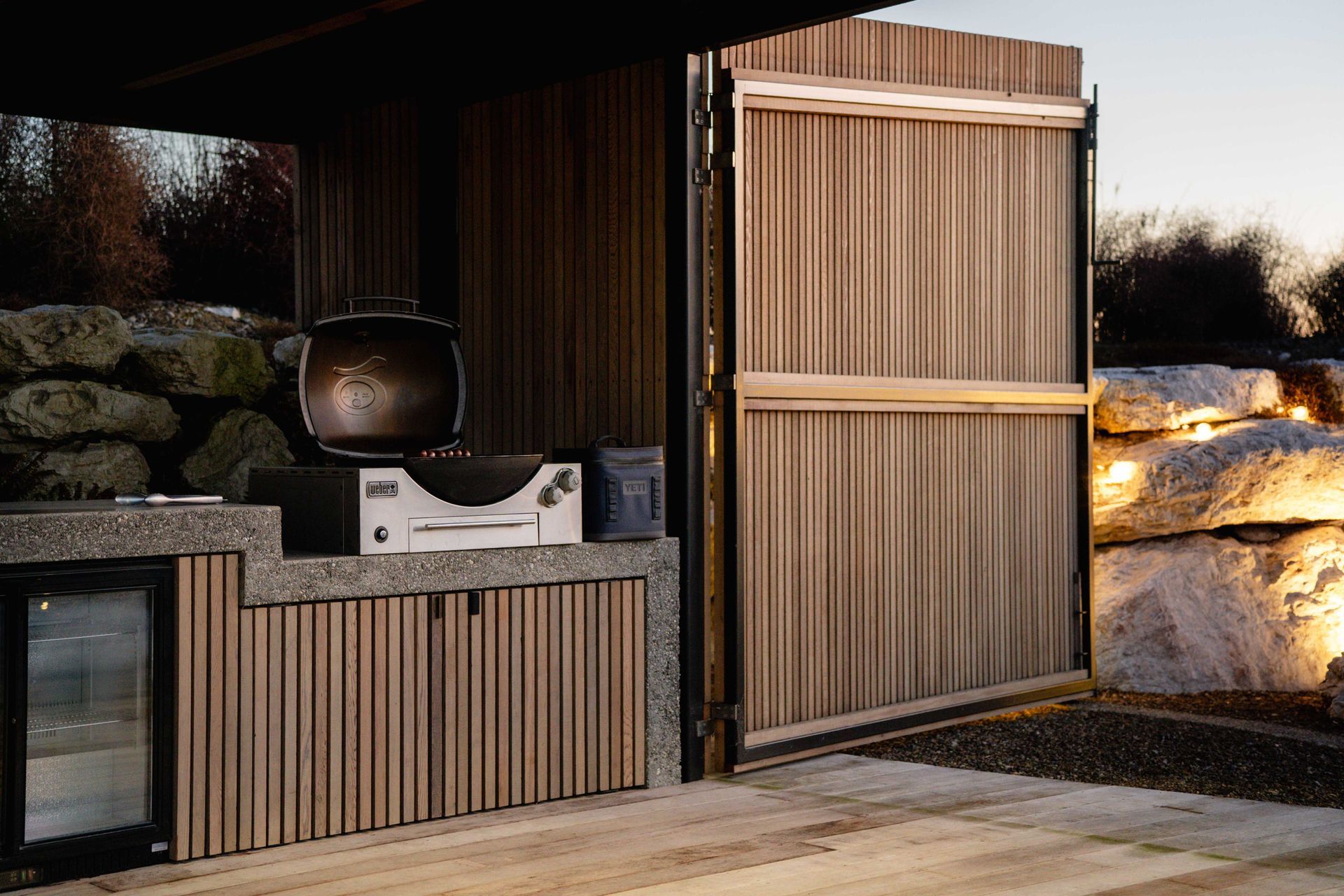 henry-blakely-landscapes-outdoor-kitchen-eveningjpg.jpg