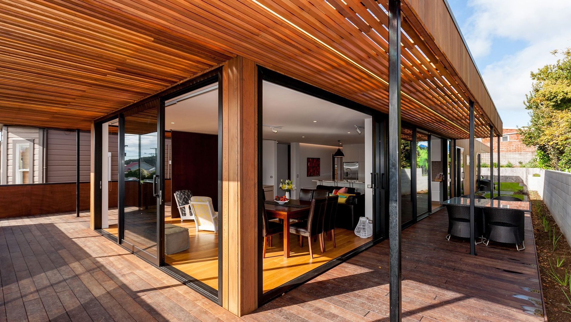 L + D House banner