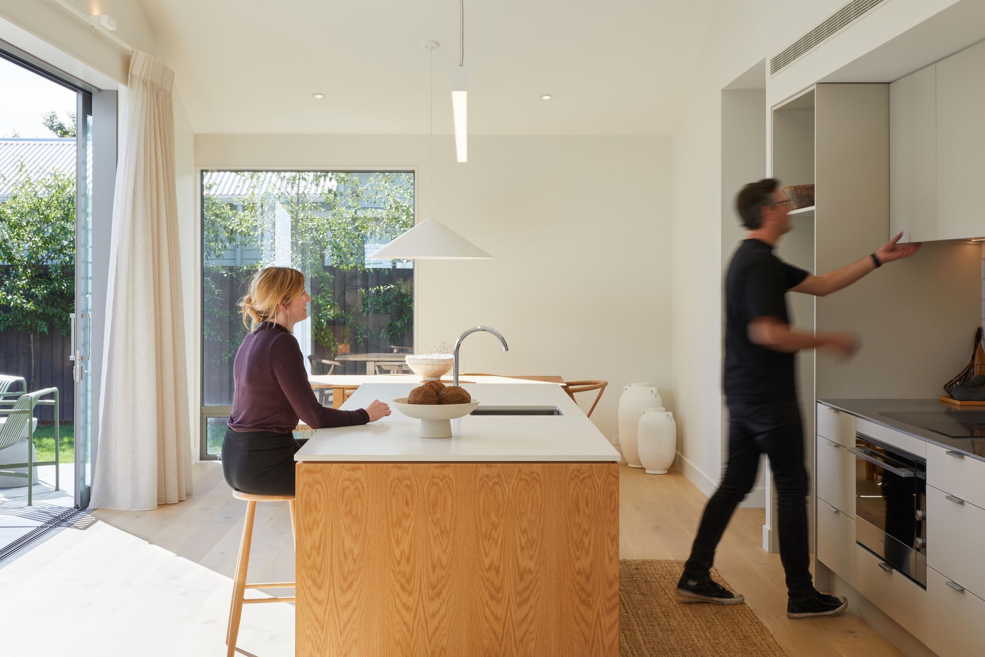 Split-HipOpen-planning-of-kitchen-to-dining-space-providing-connectionSarah-Rowlands-Photographer5.jpg