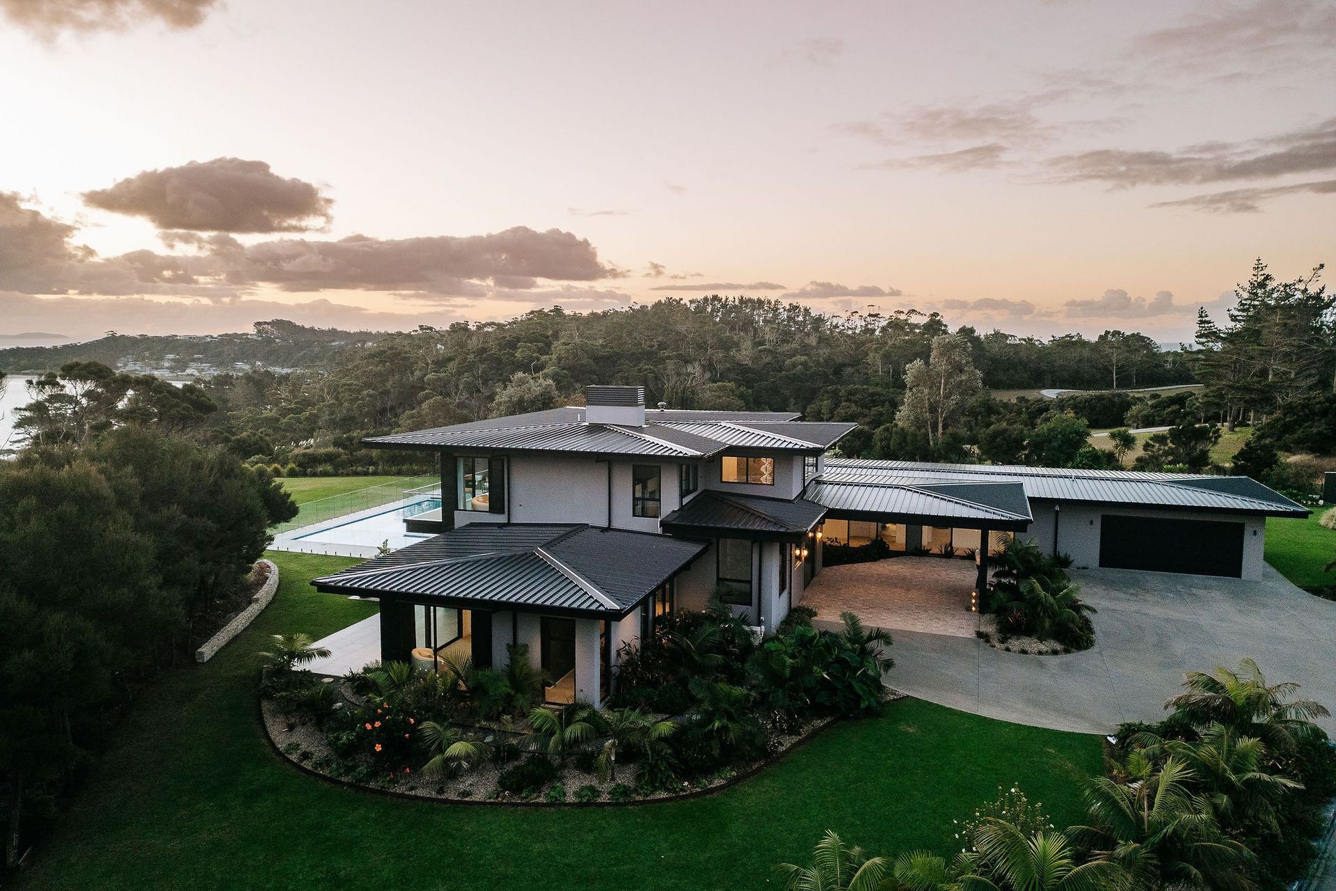 karikari-peninsula-residence-arcline-architecture-layered-roofs.jpg