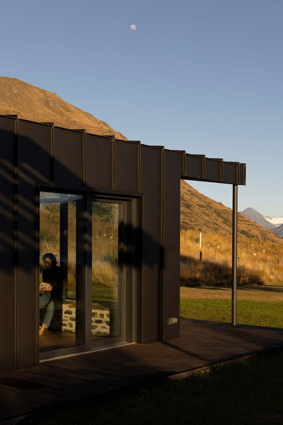 rafe-maclean-architects-roys-peak-house-03.jpg