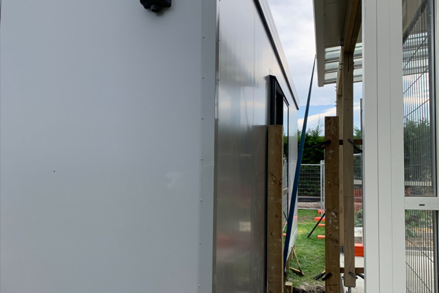 8-Totara-Primary-School-side-view-between-the-new-learning-space-and-existing-classroom-prior-to-the-deck-being-builtLR.jpg