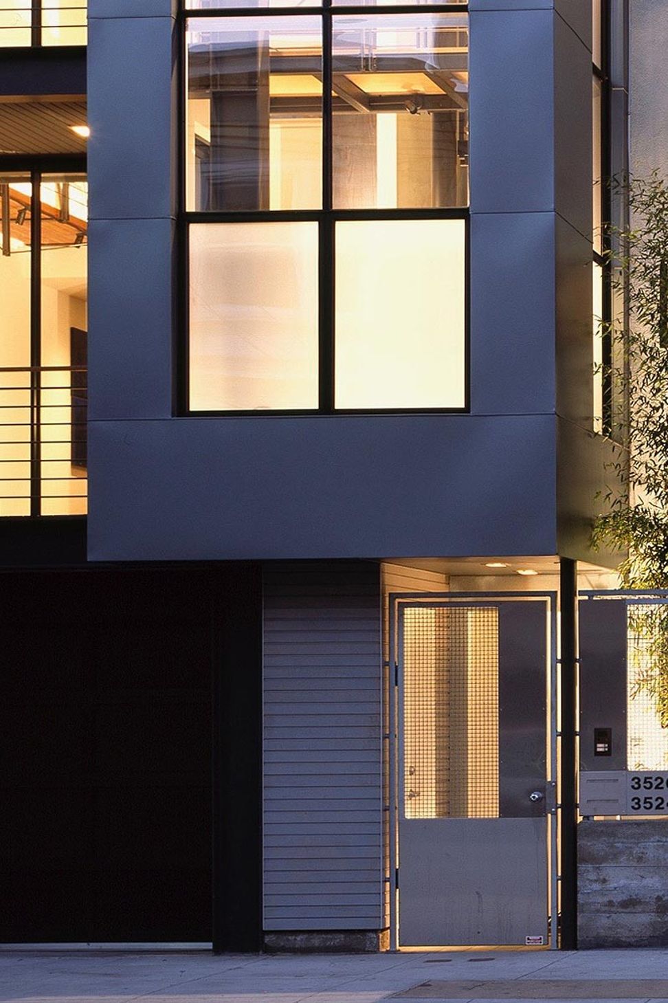 001Zack-de-VitoModern-Architecture-Construction-Design-BuildKohler-San-Francisco-Custom-HomeFront-detail-nightRubio.jpg