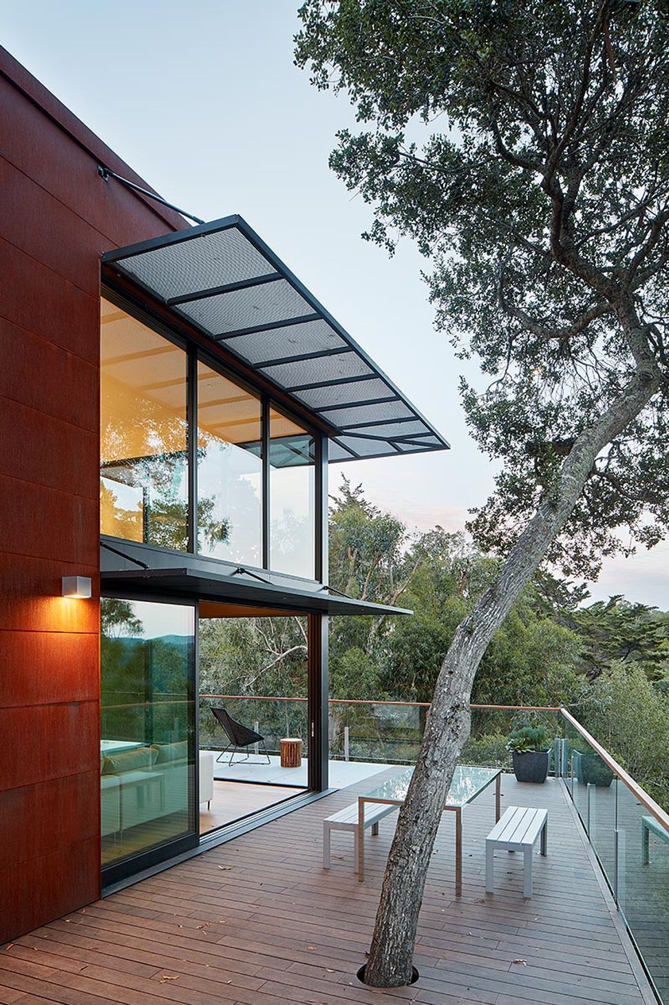 004Zack-de-VitoModern-ArchitectureConstructionDesign-BuildHillside-HouseMarin-County-Custom-HomeLiving-Room-DeckTall-DoorsDamonte-005.jpg