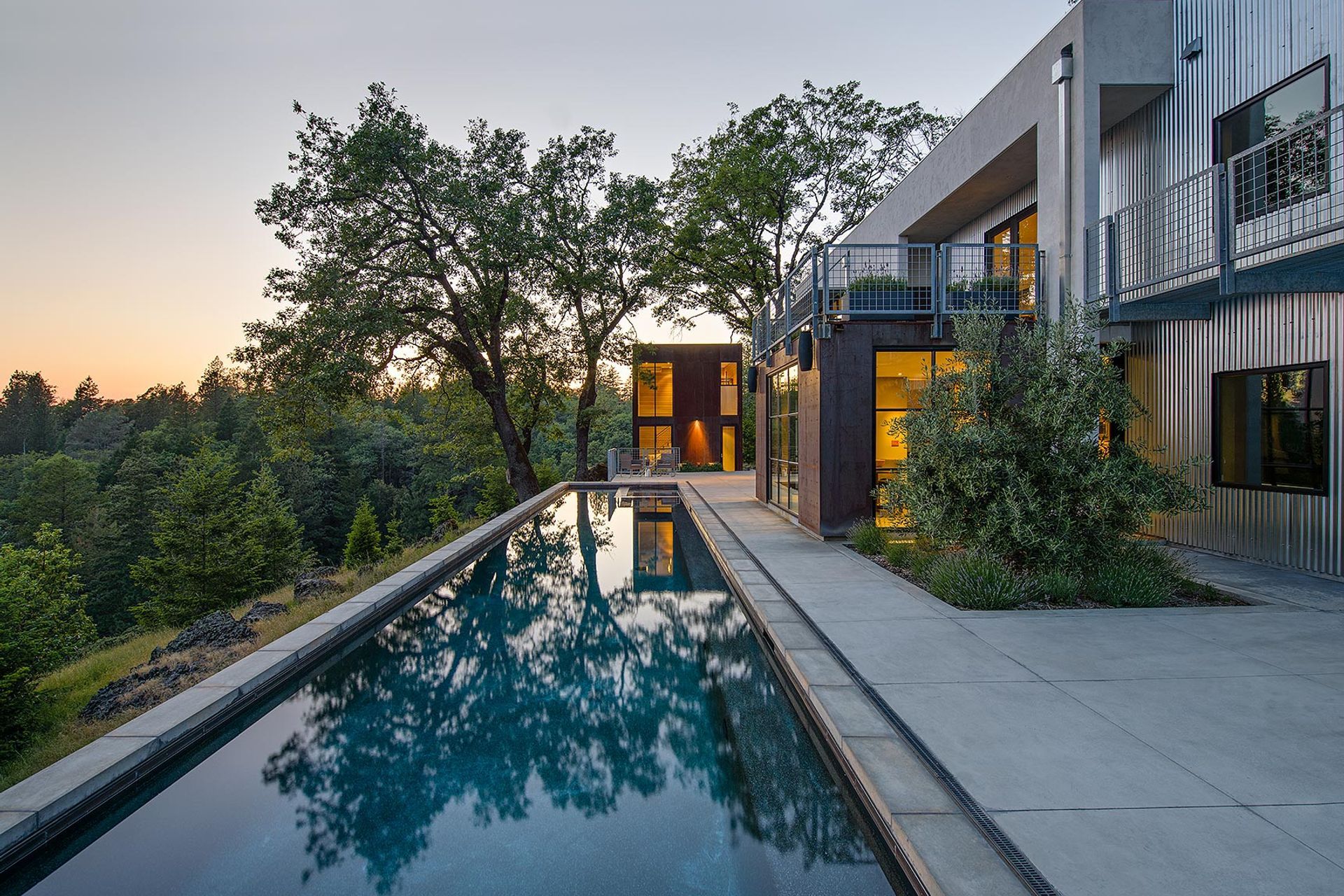 006Zack-de-VitoModern-Architecture-Construction-DesignBuildLK-HouseCalistogaCustom-HomePool-and-House-Long-ShotLiske-006.jpg