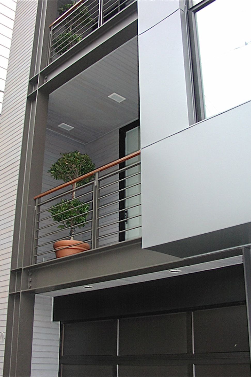 008Zack-de-VitoModern-Architecture-Construction-Design-BuildKohler-San-Francisco-Custom-Homefront-detail-dayRubio.jpg