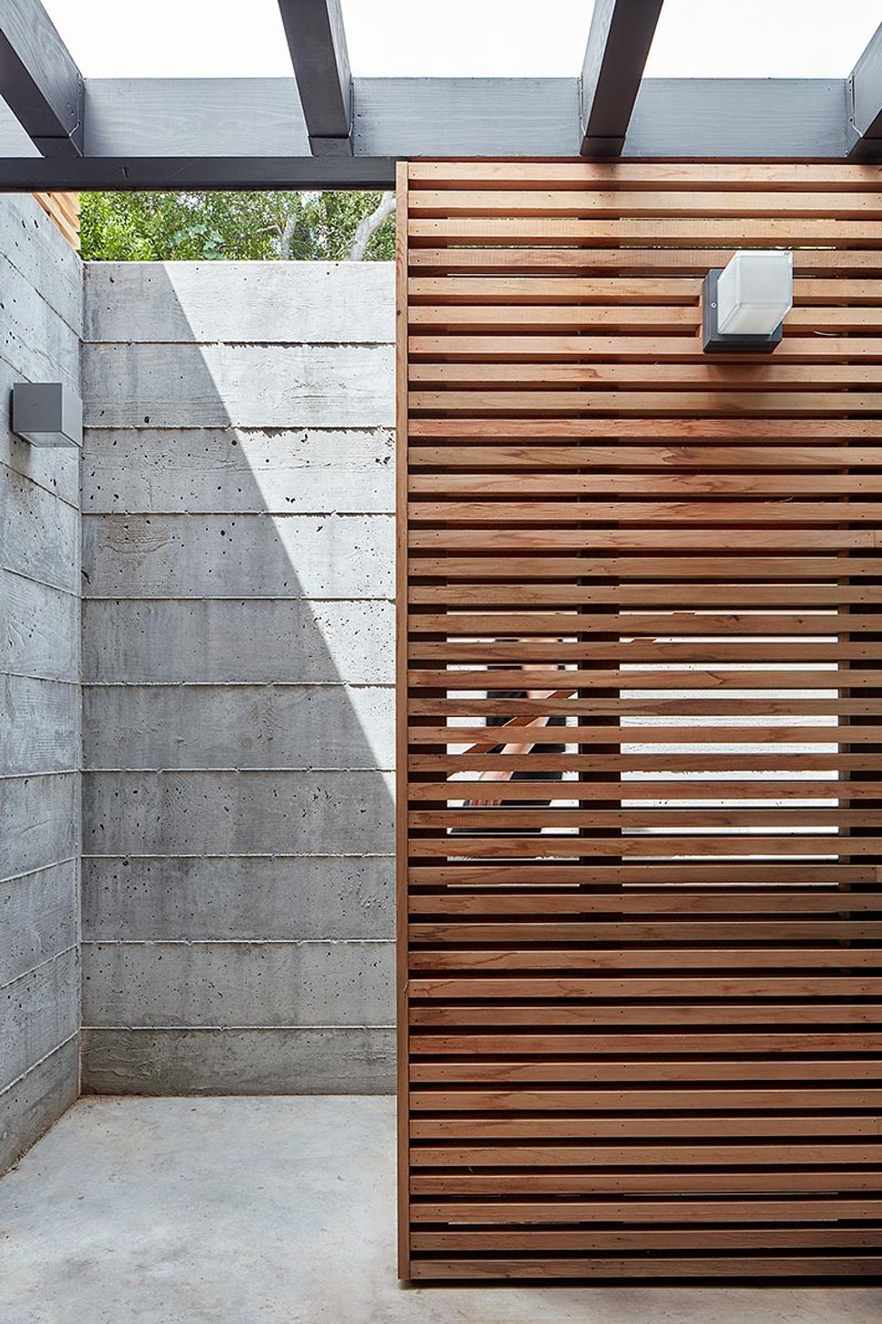 008Zack-de-VitoModern-ArchitectureConstructionDesign-BuildHillside-HouseMarin-County-Custom-HomeDetail-Exterior-StairConcrete-WallDamonte-008.jpg