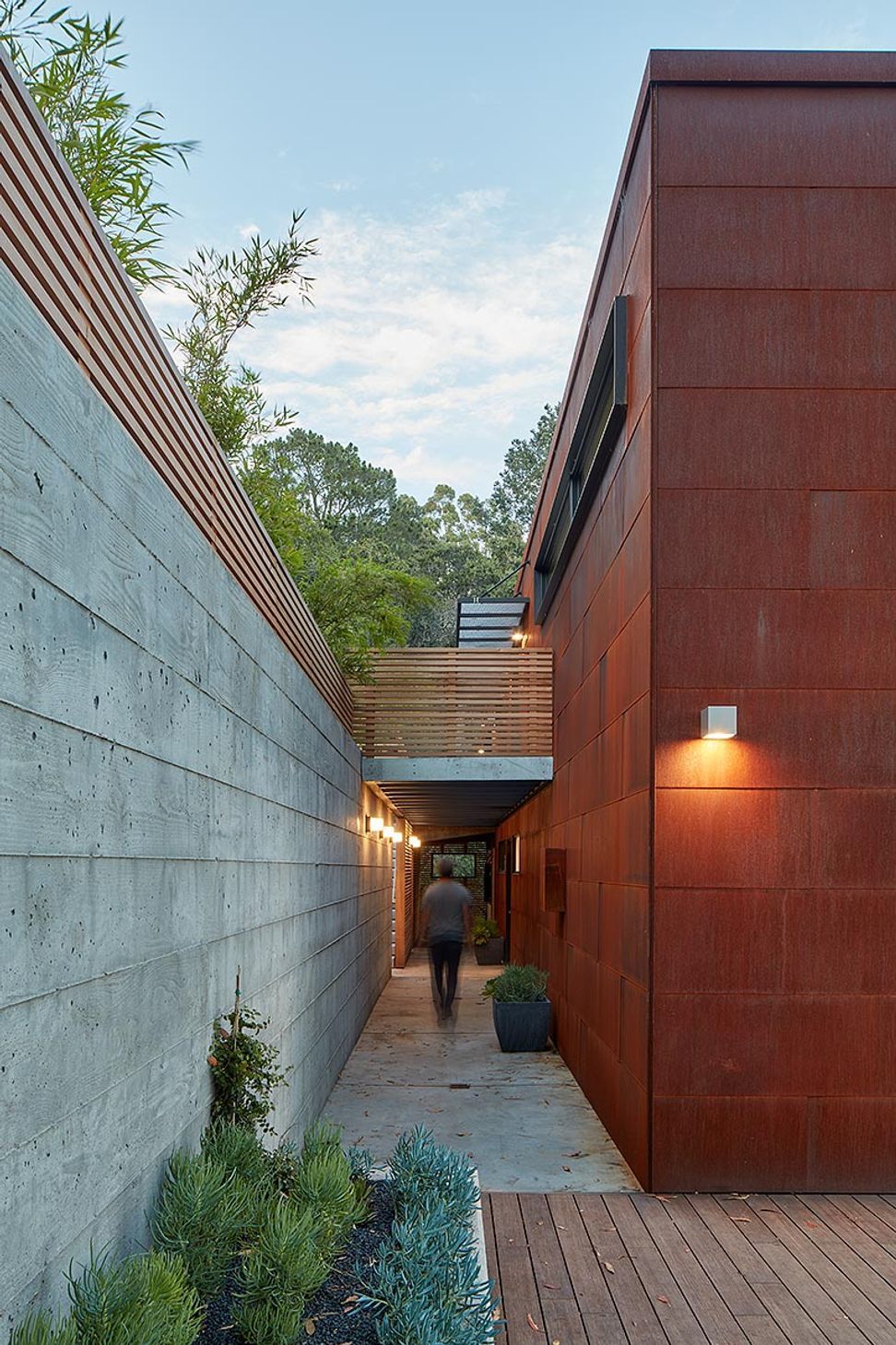 010Zack-de-VitoModern-ArchitectureConstructionDesign-BuildHillside-HouseMarin-County-Custom-HomeRear-BreezwayDamonte-010.jpg
