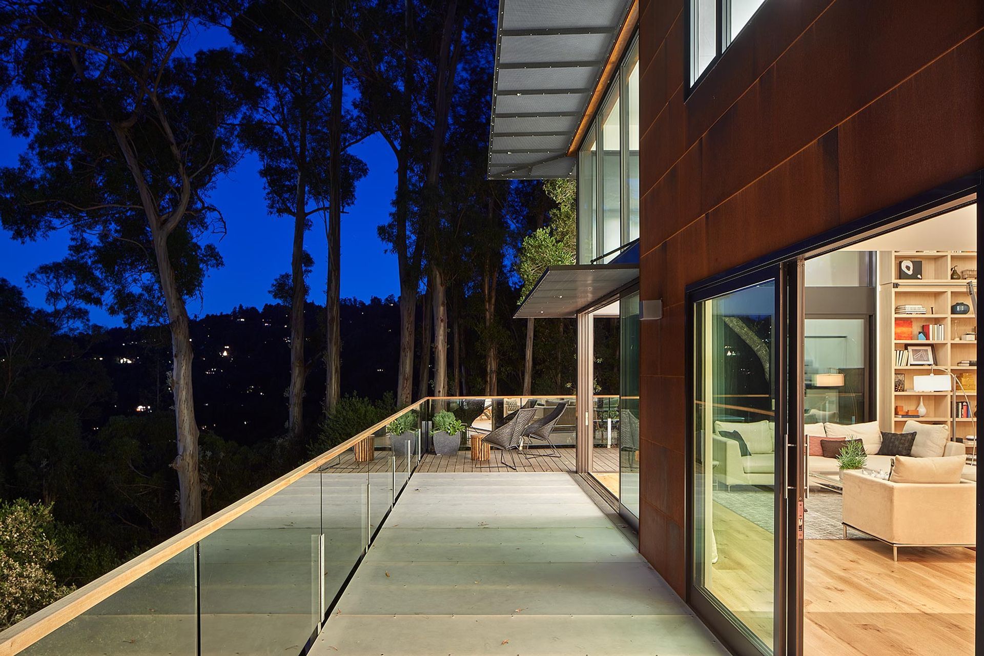 014Zack-de-VitoModern-ArchitectureConstructionDesign-BuildHillside-HouseMarin-County-Custom-HomeRear-Deck-DuskDamonte-014.jpg