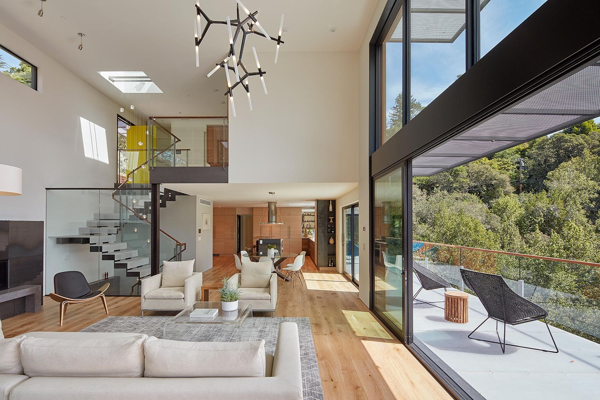 021Zack-de-VitoModern-Architecture-ConstructionDesign-BuildHillside-House-Marin-County-Custom-HomeLiving-Room-Dining-Room-DeckDamonte-020.jpg
