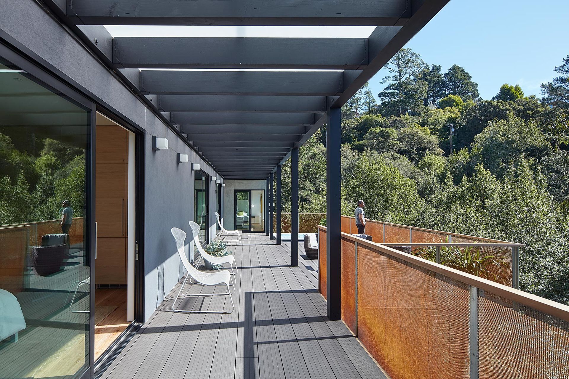 033Zack-de-VitoModern-Architecture-ConstructionDesign-BuildHillside-House-Marin-County-Custom-HomeLower-Deck-RailingDamonte-033.jpg