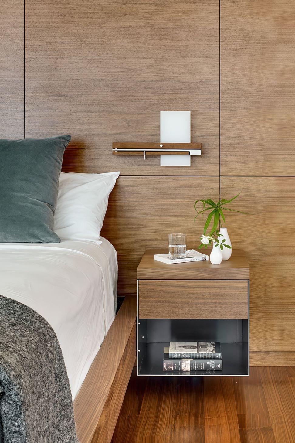 034Zack-de-VitoModern-Architecture-Construction-Design-BuildRidgeview-Estate-NapaCustom-HomeMaster-Bed-detailCesar-Rubio.jpeg