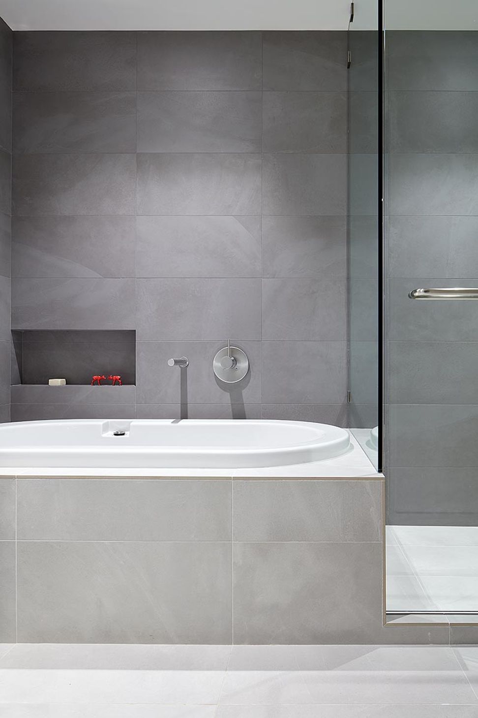 035Zack-de-VitoModern-Architecture-ConstructionDesign-BuildHillside-House-Marin-County-Custom-HomeGuest-Bathroom-BathtubDamonte-035.jpg