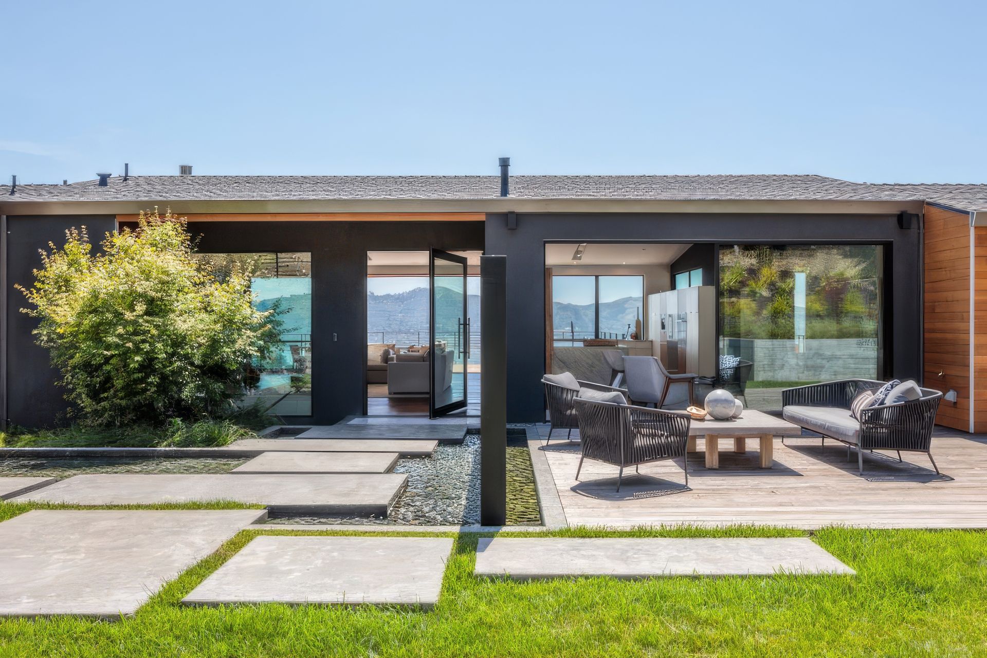 04-11-Mt-Tiburon-front-entrance-deck-high-res-800x600-upscaled-by-Replicate.jpg