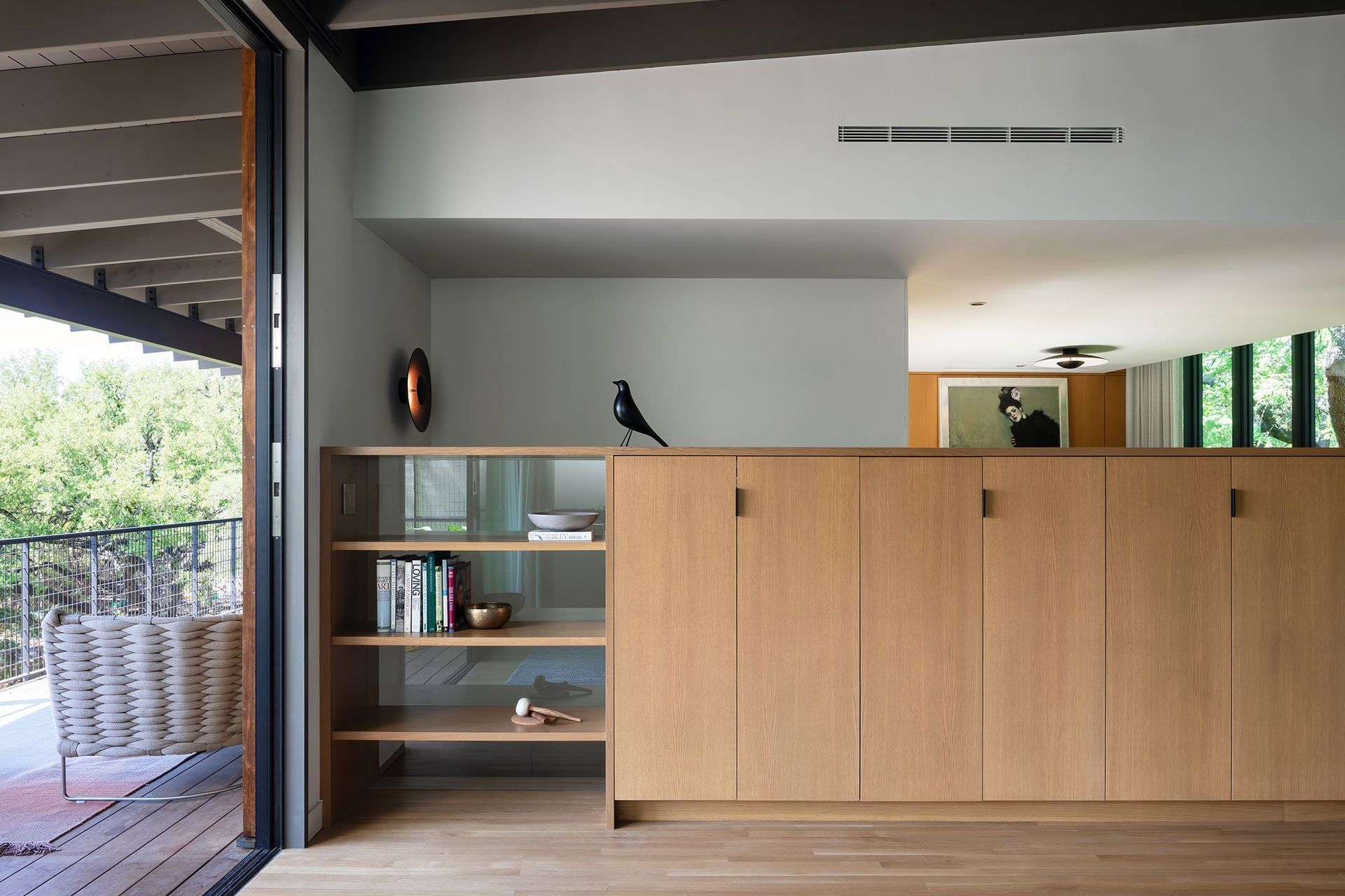 11WoodlandRetreatCuppettKilpatrickArchitectureandInteriorDesignwooden-cabinetry-living-room.jpg