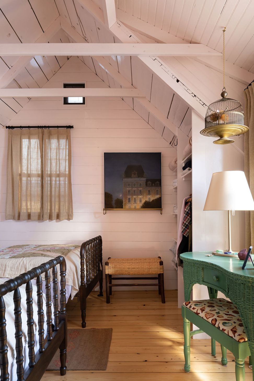 15MarthasVineyardCottageCuppettKilpatrickArchitectureandInteriorDesignwhite-vaulted-bedroom-wooden-beams-vintage-interiors.jpg
