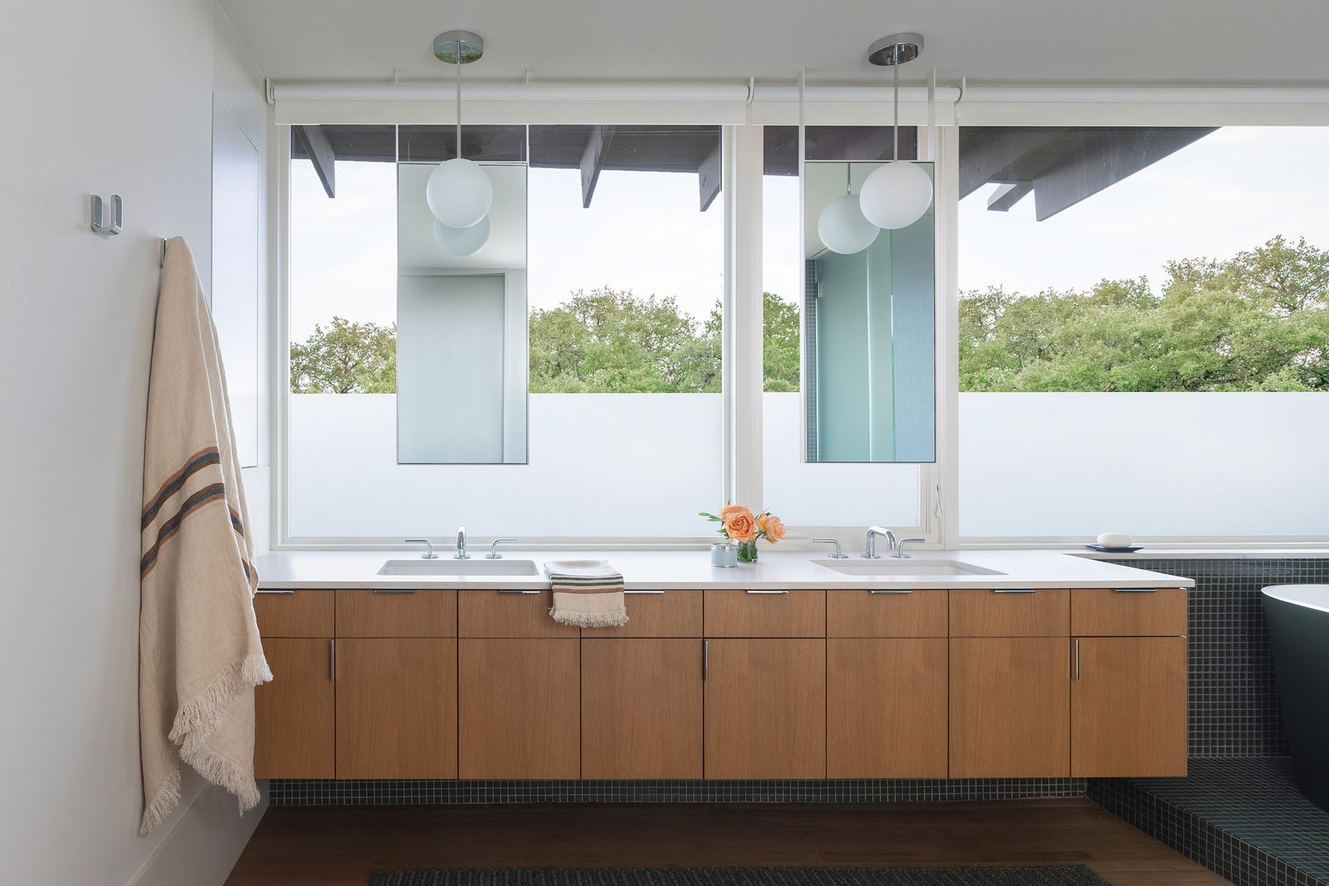16WoodlandRetreatCuppettKilpatrickArchitectureandInteriorDesignmodern-bathroom-wooden-vanity-hanging-mirrors.jpg